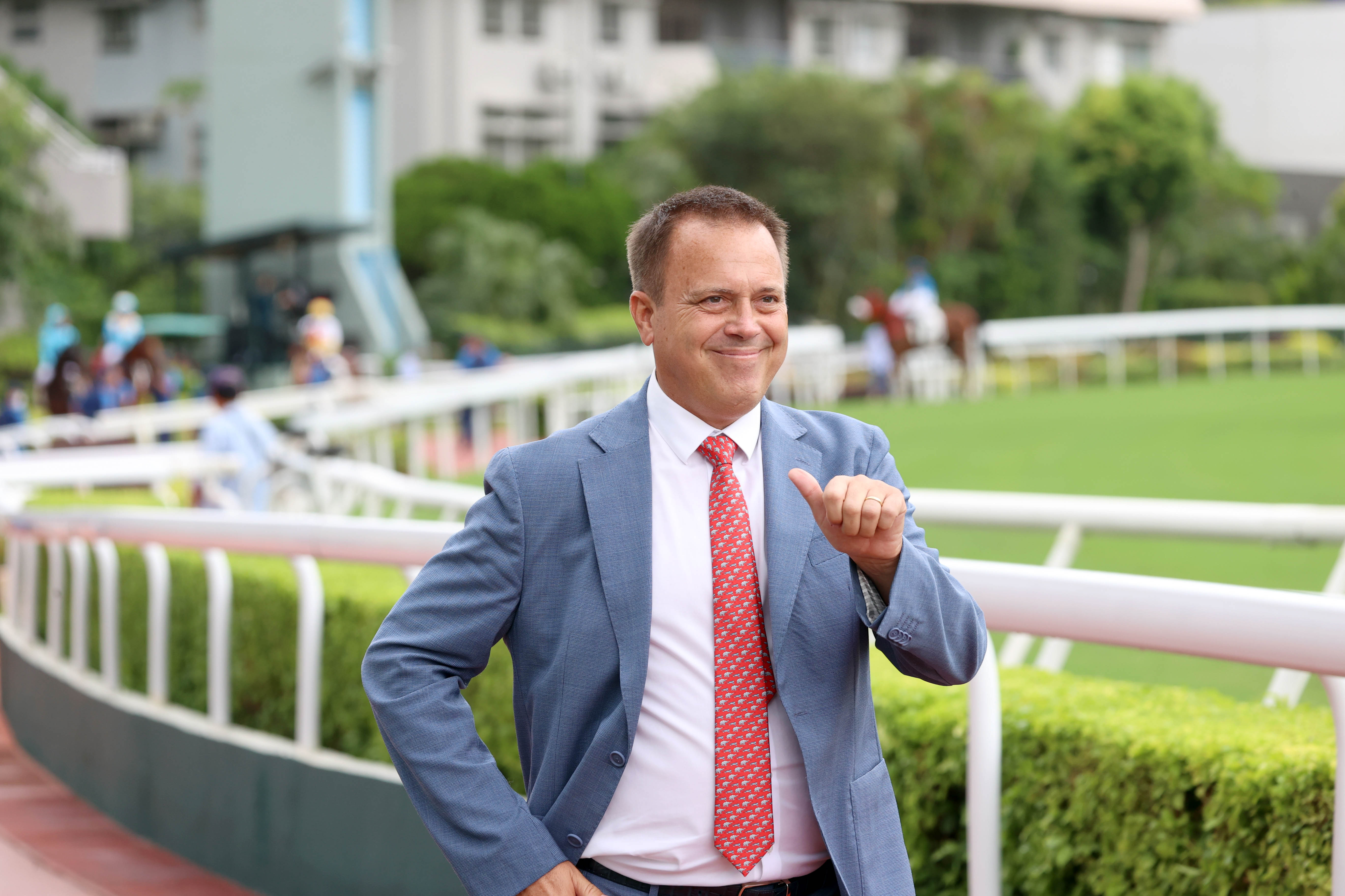 方嘉柏憑週三晚四喜臨門而躍居練馬師榜的榜首位置