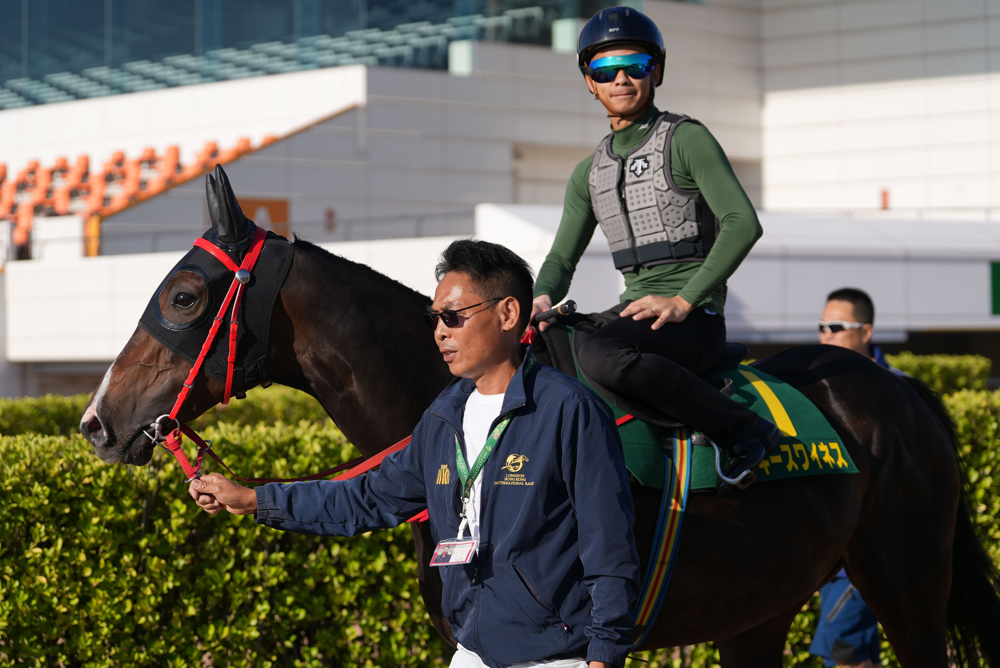 梁家俊策騎「金鑽貴人」步入草地跑道