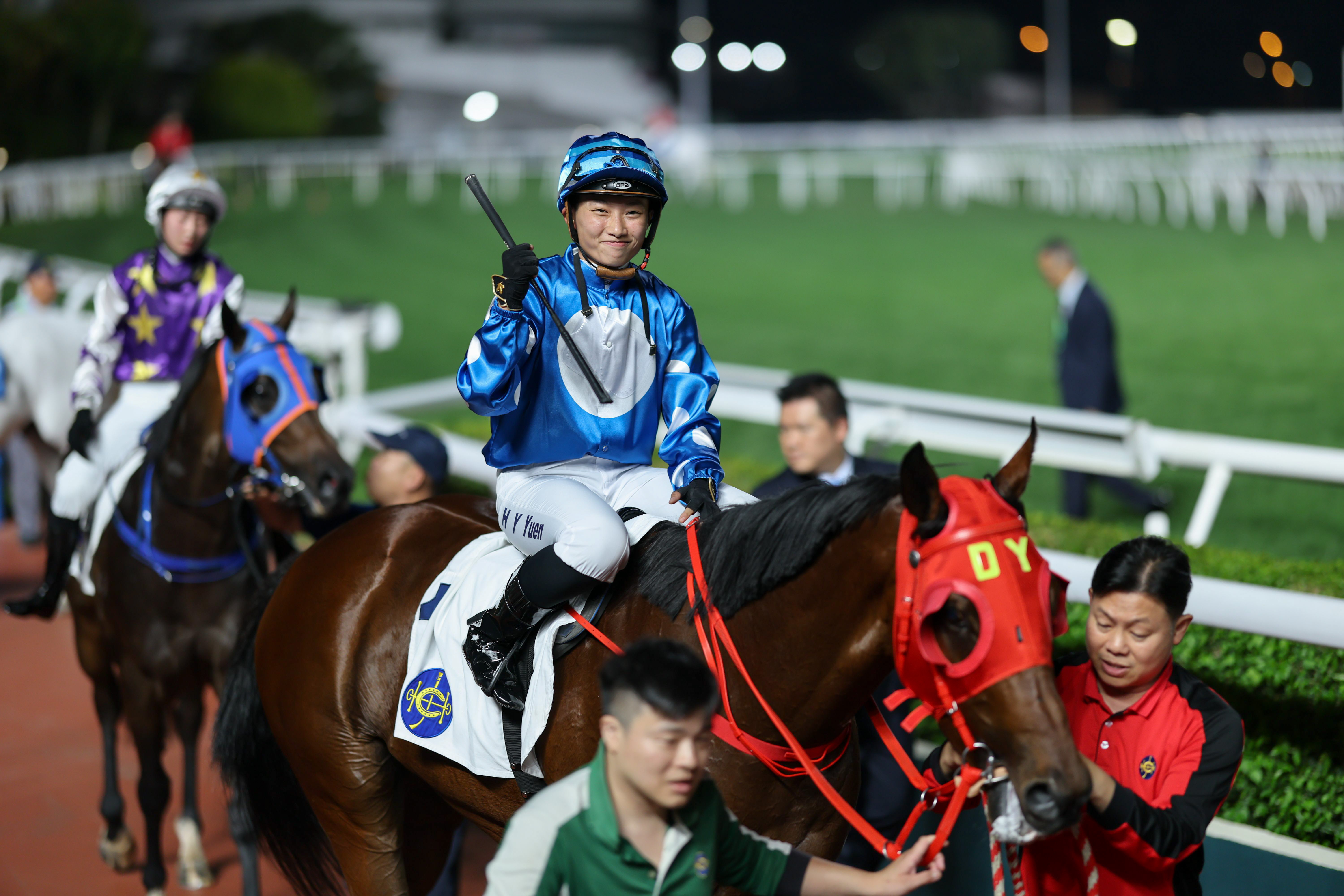 袁幸堯慶祝在港首場頭馬。