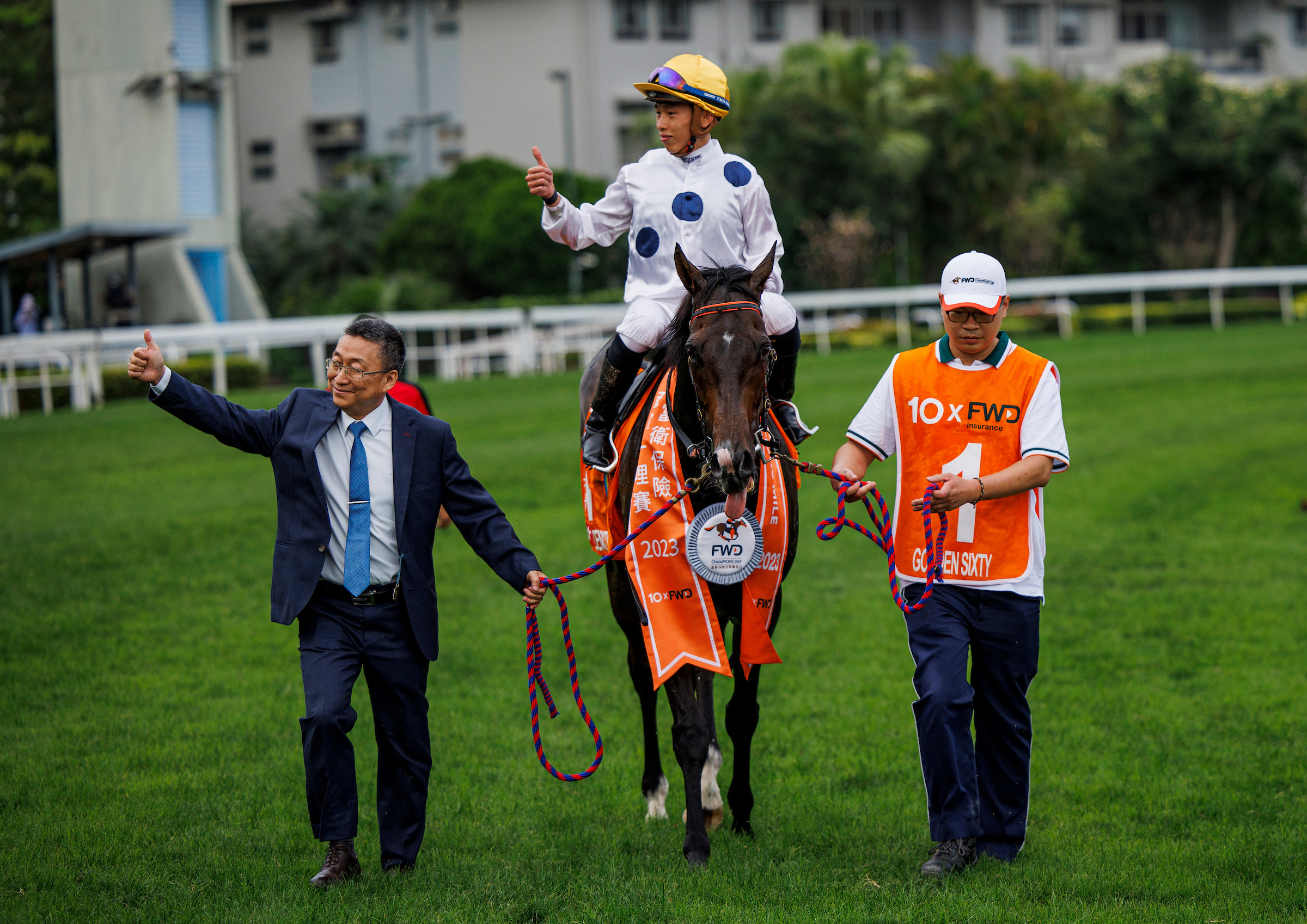 呂健威憑「金鎗六十」勝出一級賽富衛保險冠軍一哩賽後祝捷