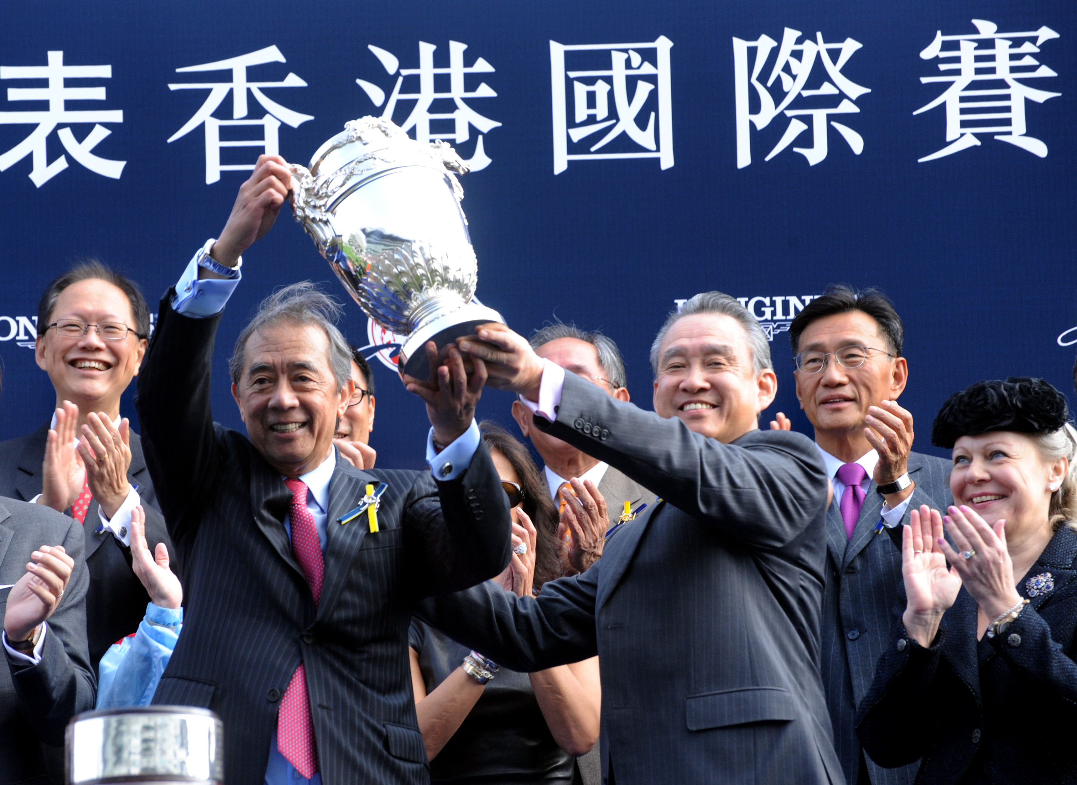 夏佳理（左）於2012年慶祝「紅色禮物」勝出浪琴香港瓶