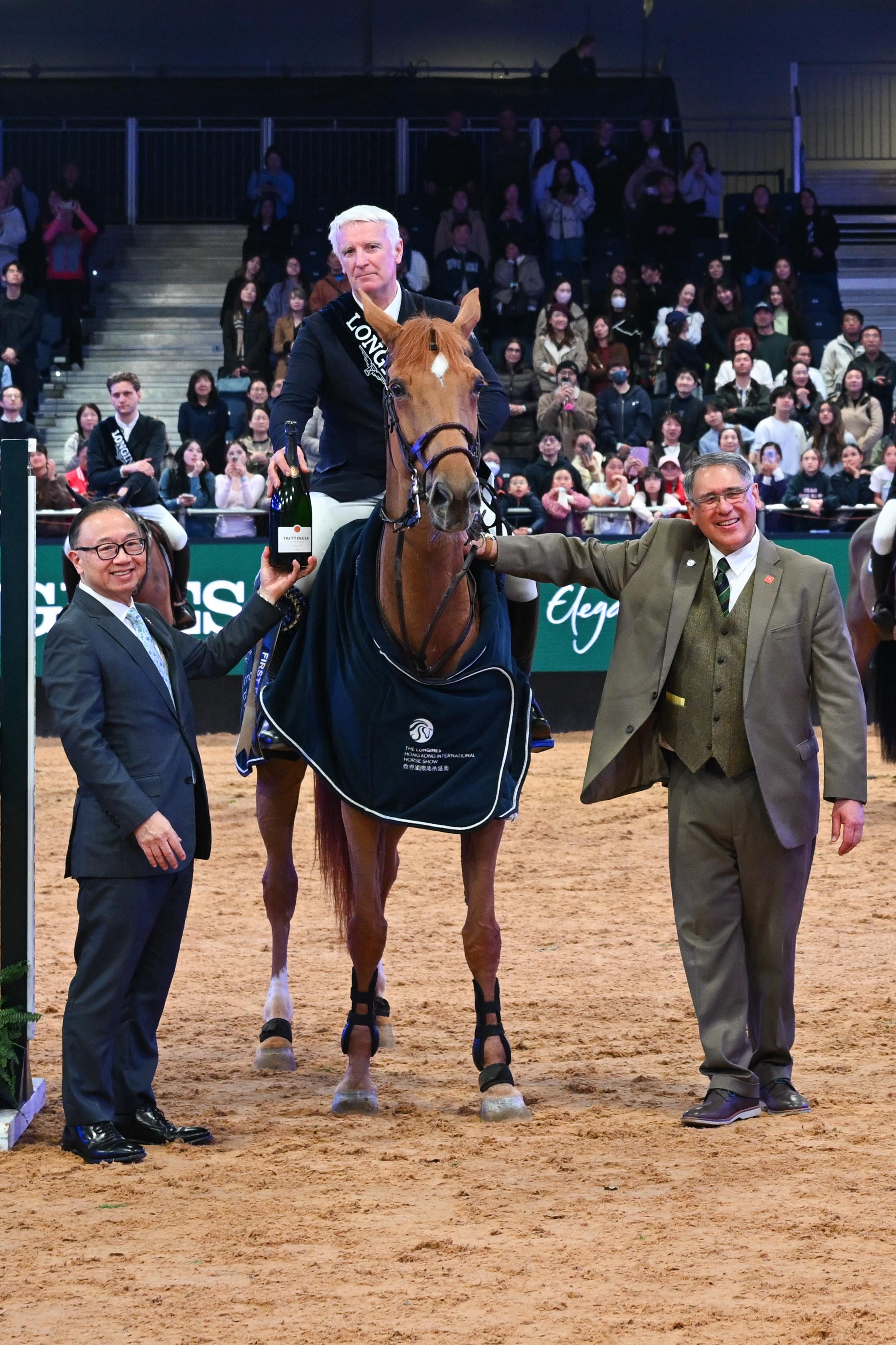 香港賽馬會主席廖長江（左）與香港賽馬會副主席兼浪琴香港國際馬術盛典主席及中國香港馬術總會會長黃嘉純（右），頒獎予勝出五星國際場地障礙賽「浪琴大獎賽」的法國騎手 Roger Yves Bost
