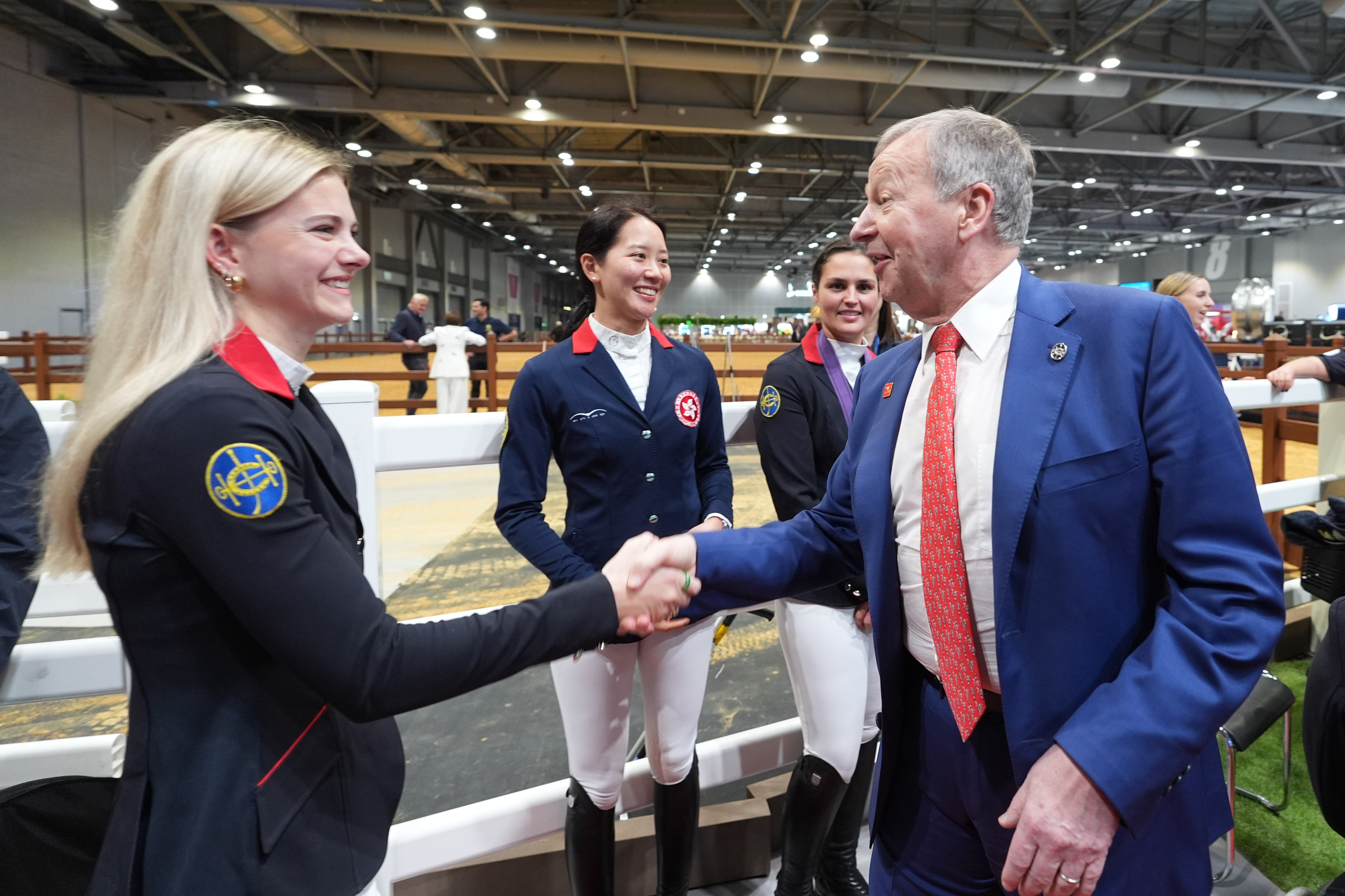 去年於國際馬聯亞洲錦標賽勇奪獎牌的中國香港馬術隊在盛典亮相，香港賽馬會行政總裁應家柏（圖6）與他們見面