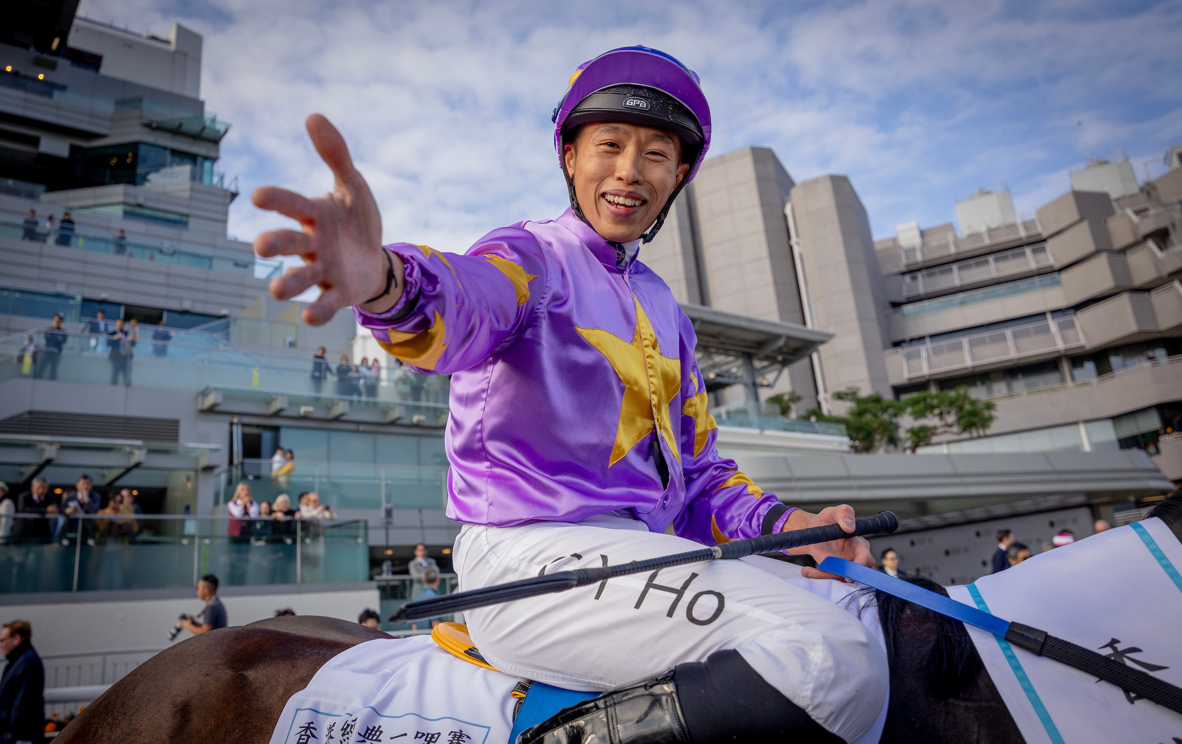 何澤堯慶祝勝出香港經典一哩賽