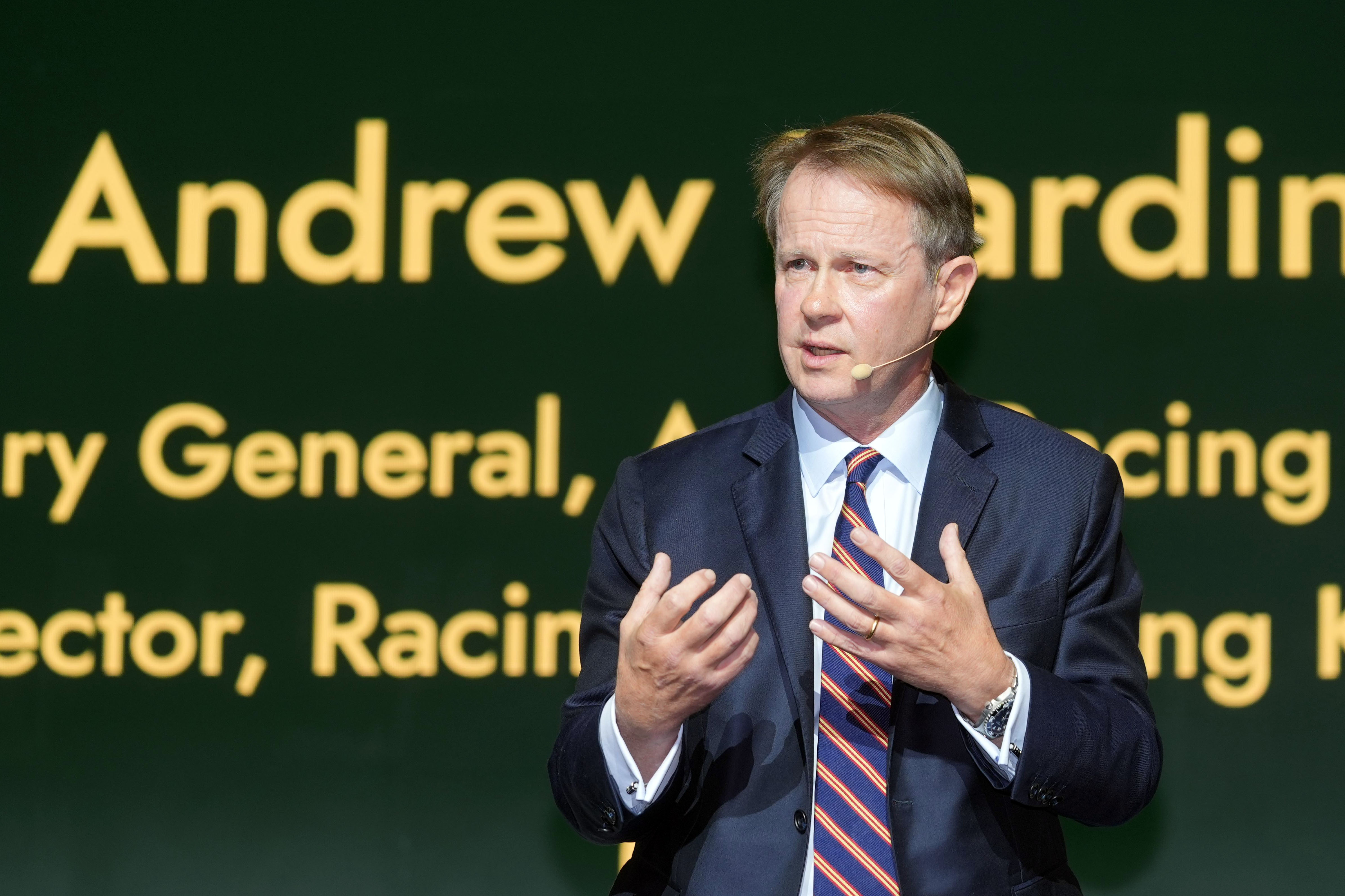 亞洲賽馬會議繼續在維雅德舉行,亞洲賽馬聯盟秘書長兼香港賽馬會賽馬事務執行總監夏定安在最後一場專題會議上發表講話 亞洲賽馬會議繼續在維雅德舉行,亞洲賽馬聯盟秘書長兼香港賽馬會賽馬事務執行總監夏定安在最後一場專題會議上發表講話