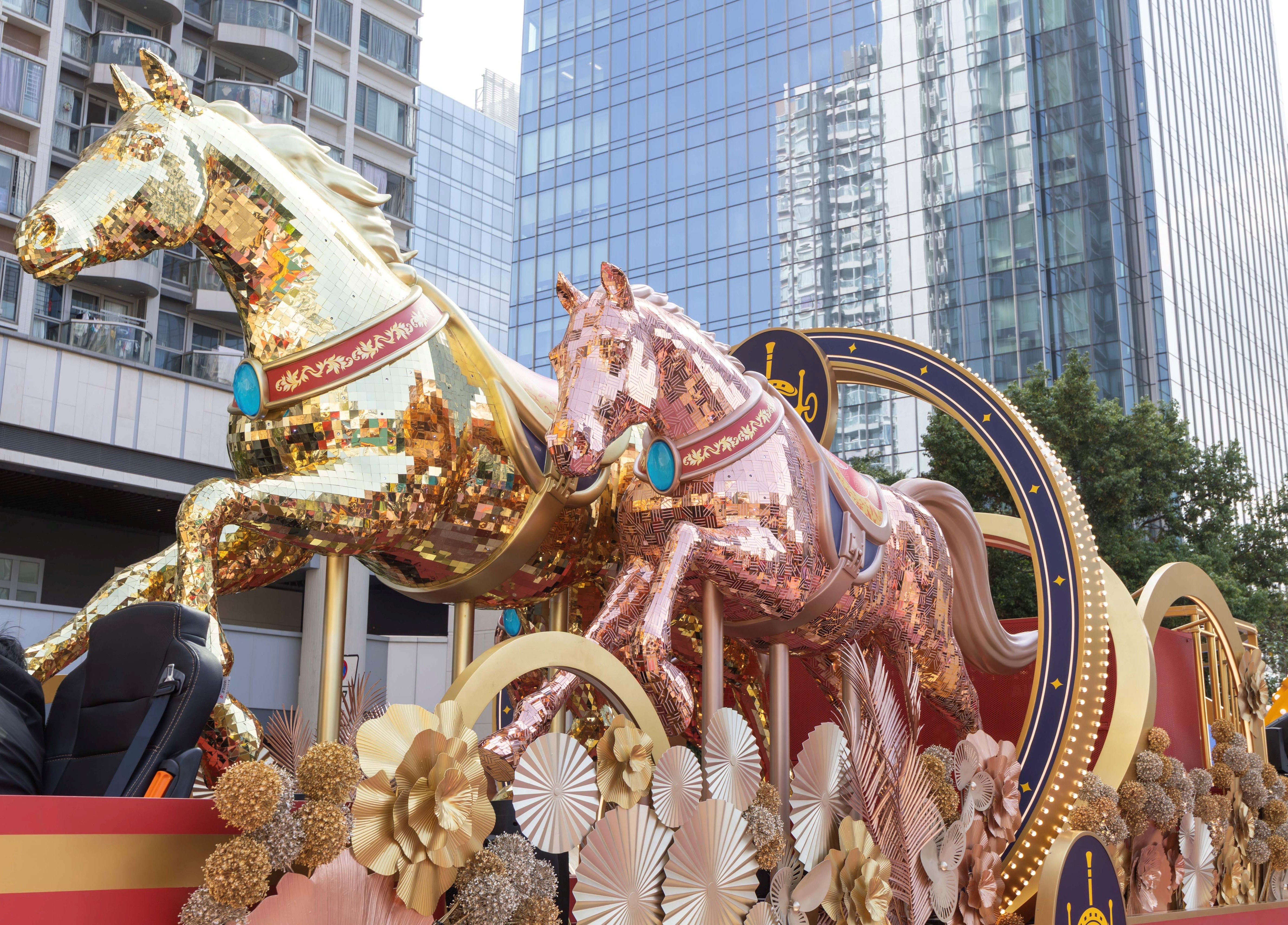 農曆年初一（2月17日）舉行的「新春國際匯演之夜」為馬會馬年系列活動之一。馬會花車以「同心同步同進　馳騁精彩馬年」為題，由三匹璀璨奪目的駿馬牽頭，寓意馬年朝氣蓬勃、繁榮昌盛