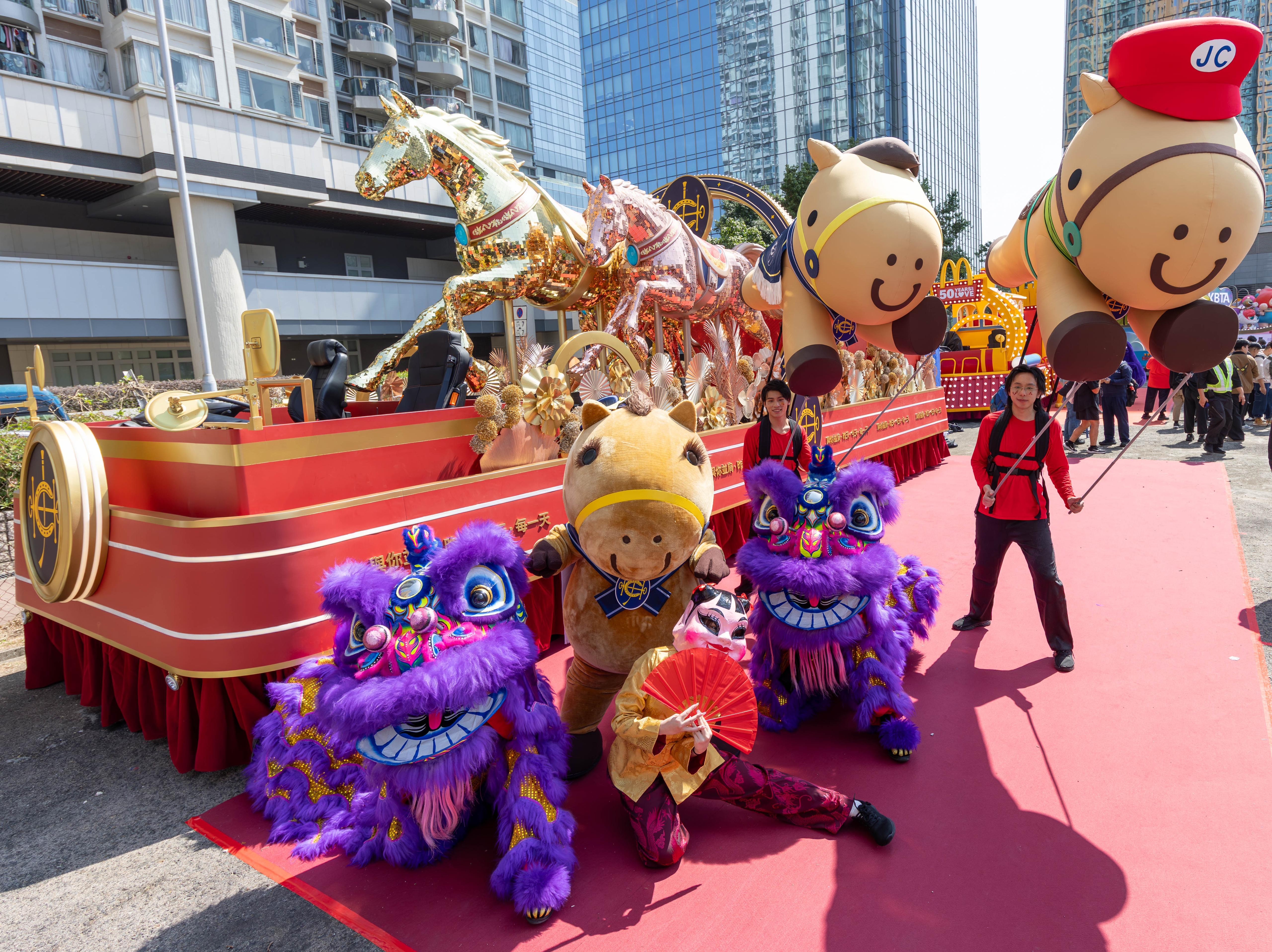 表演團隊將在巡遊當晚獻上精彩舞龍和醒獅表演