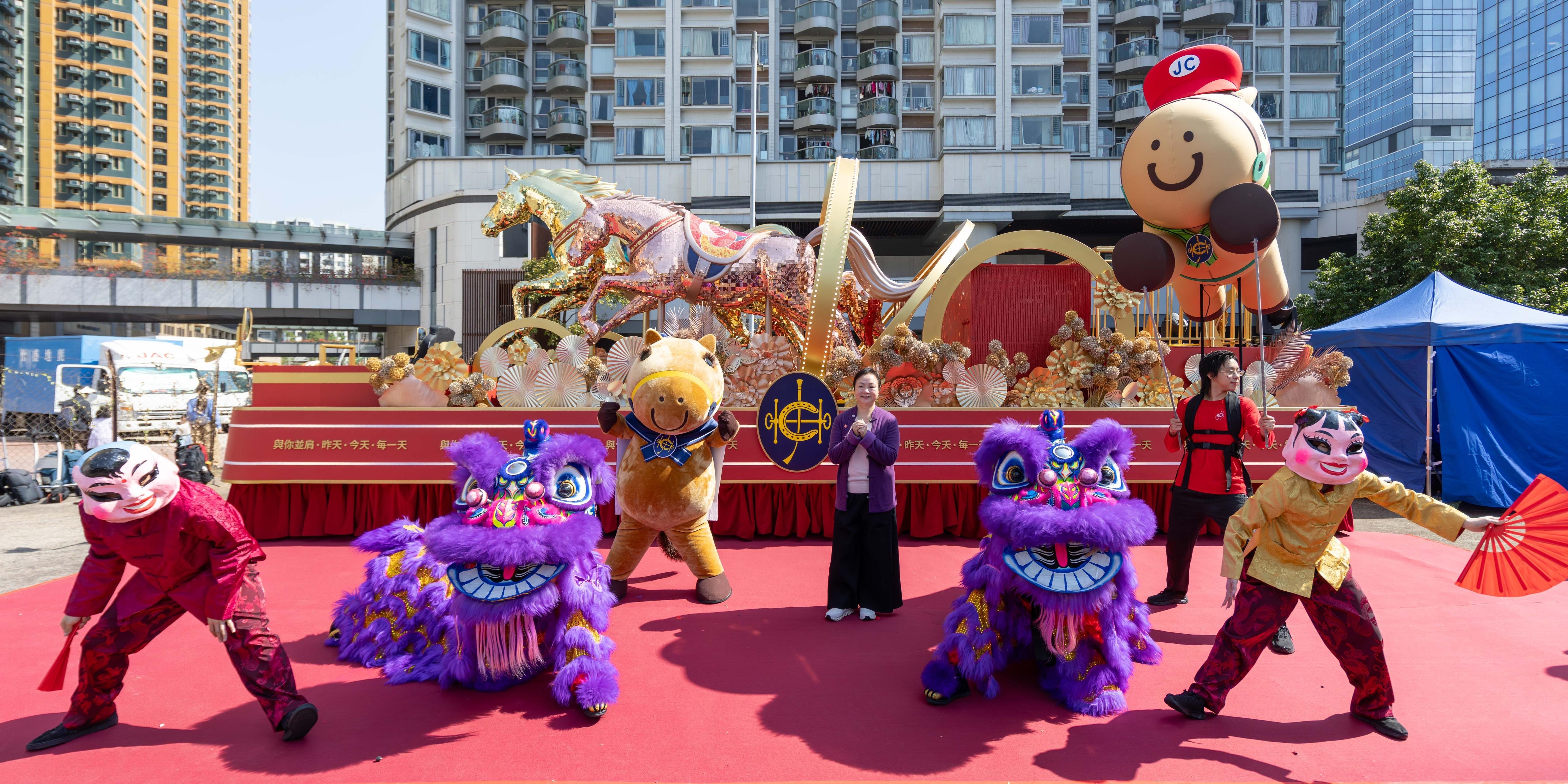 香港賽馬會對外事務總經理孫婉芳聯同馬會吉祥物「同進啦啦隊」，向市民拜早年