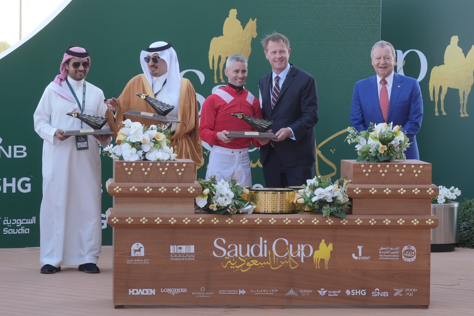 亞洲賽馬聯盟主席兼香港賽馬會行政總裁應家柏、亞洲賽馬聯盟秘書長兼香港賽馬會賽馬事務執行總監夏定安，在安都拉茲馬場頒發亞洲賽馬聯盟讓賽冠軍獎盃予勝出騎師柏列特