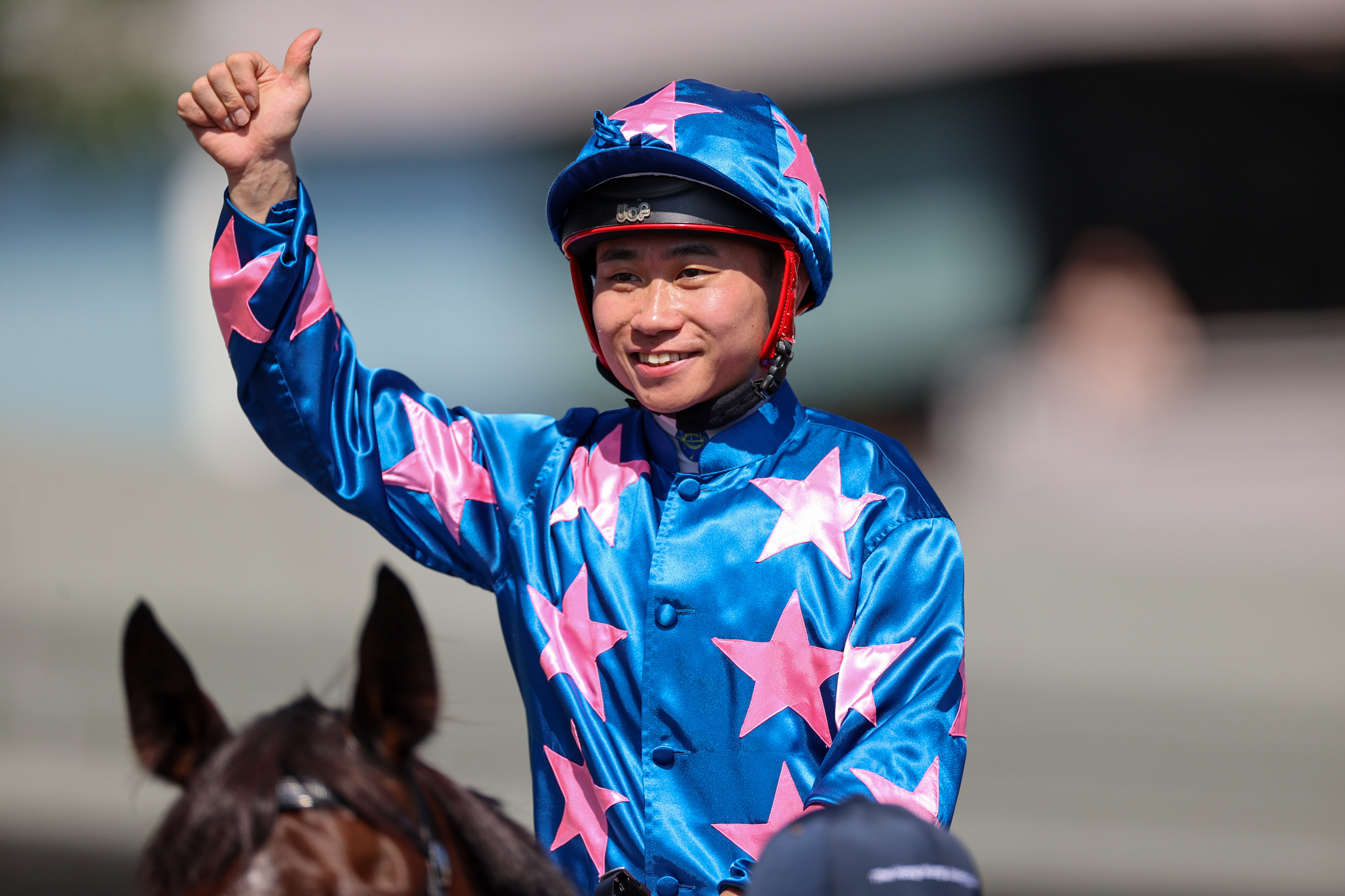 巫顯東與呂健威馬房的「天將龍駒」合作無間，馬兒迄今在港十五仗均由巫顯東策騎