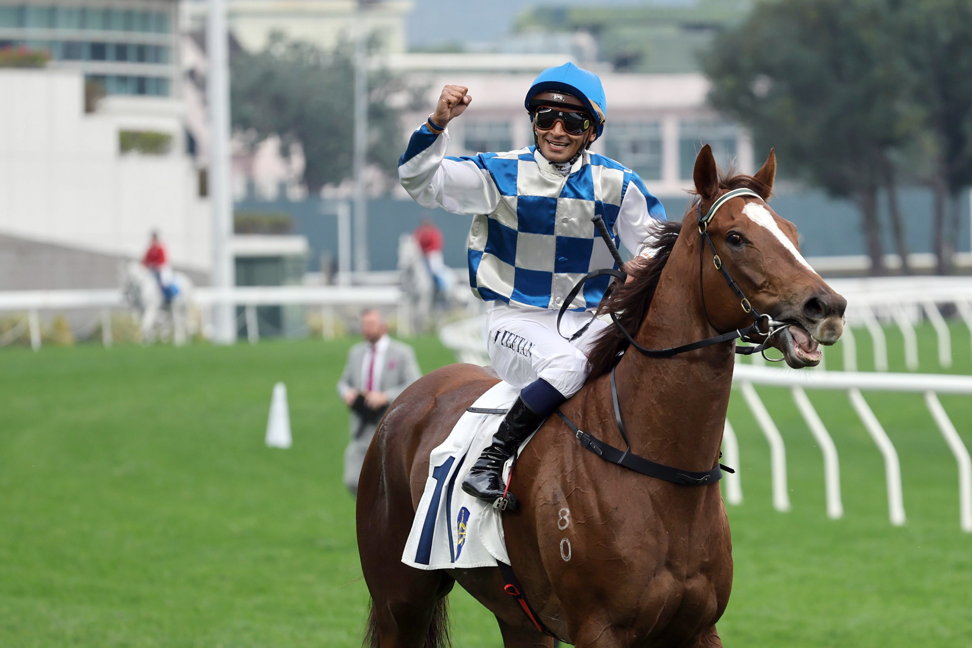 田泰安慶祝勝出華商會挑戰盃的勝利