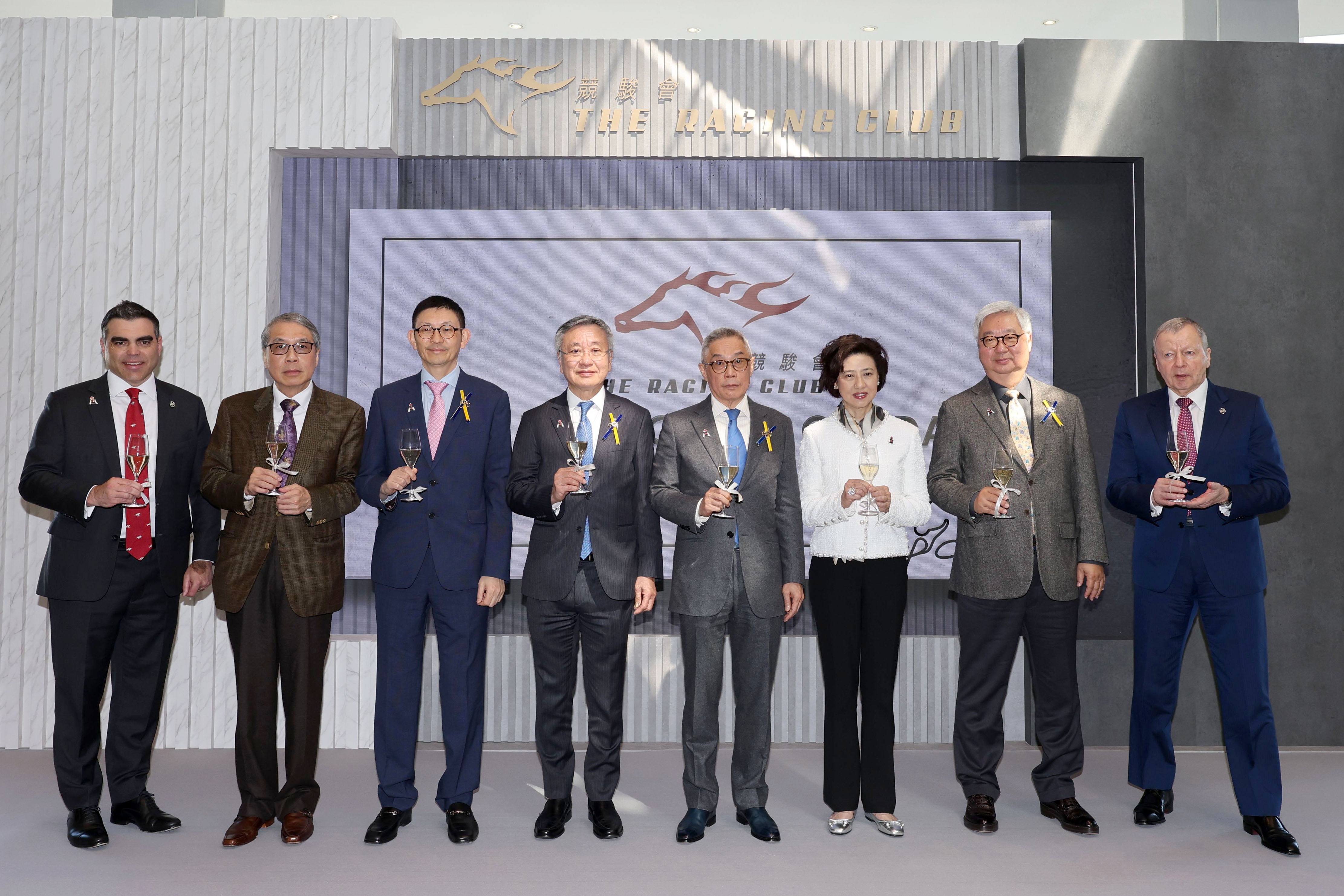 (右起)：香港賽馬會行政總裁應家柏先生、競駿會董事會前任主席楊紹信博士、競駿會董事會成員吳王依雯女士SBS, BBS, JP、香港賽馬會董事暨競駿會董事會主席胡家驃先生、香港賽馬會董事暨競駿會董事會成員羅啟華先生、香港賽馬會董事暨競駿會董事會成員羅碩瀚先生、競駿會董事會成員蔡惠宏醫生以及香港賽馬會賽馬商務部主管羅仲誠先生在競駿會盃賽馬日的祝酒儀式上合照