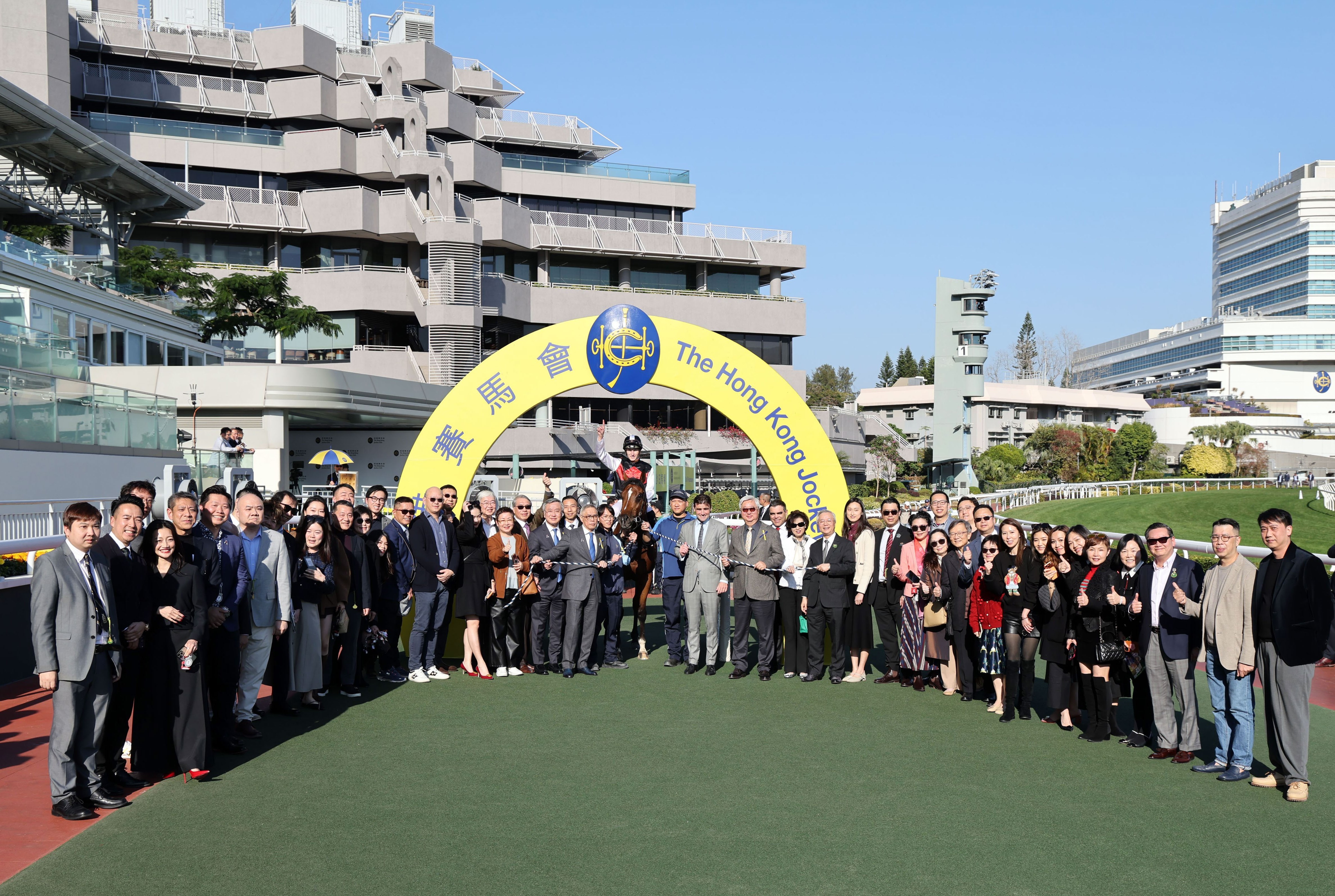 競駿會成員在凱旋門慶祝「競駿皇者」在競駿會盃賽馬日的紅梅谷讓賽中取得之勝利