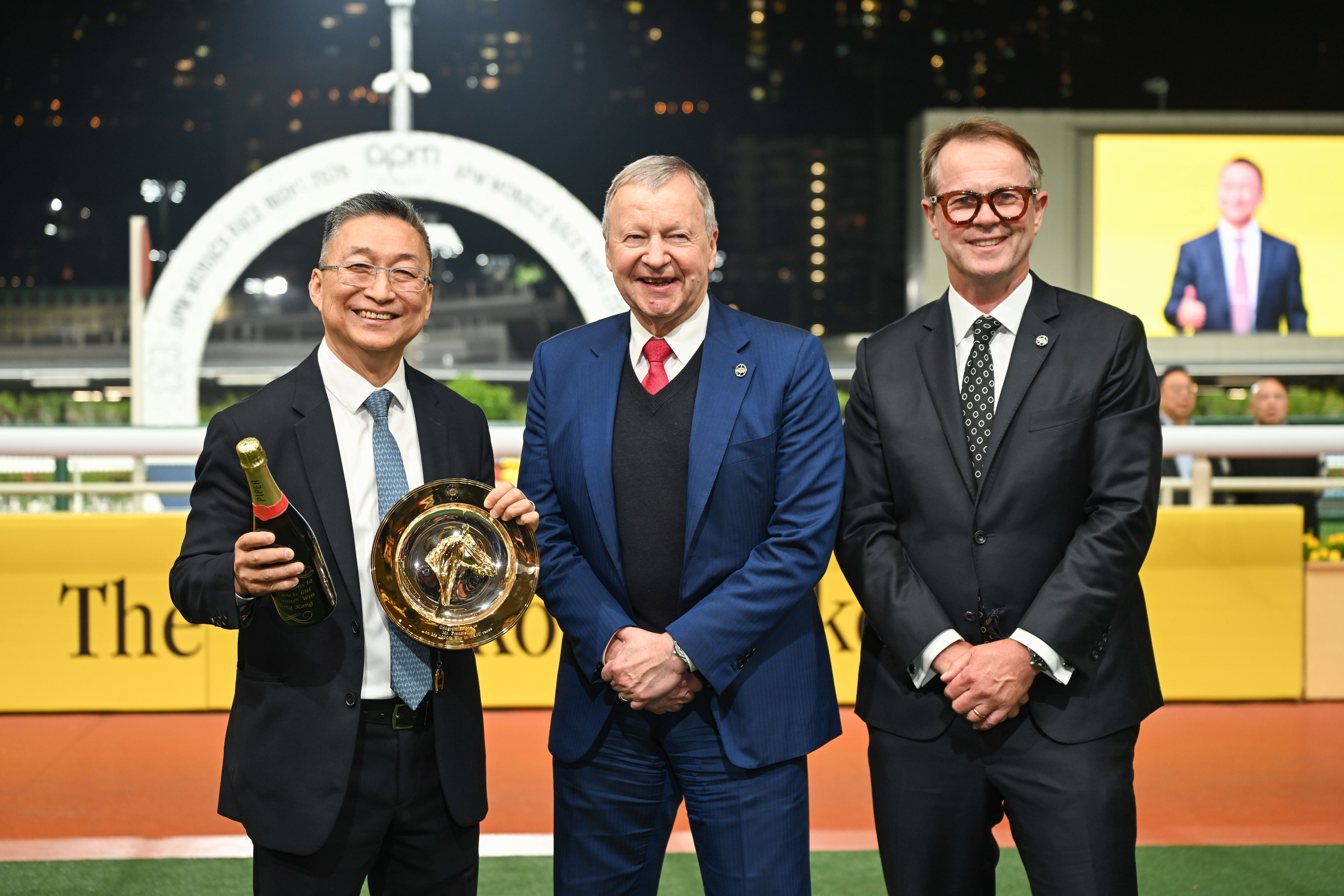 呂健威 (左) 與馬會行政總裁應家柏 (中) 及馬會賽馬事務執行總監夏定安 (右)一同慶祝他取得在港的第一千場頭馬<br><br>