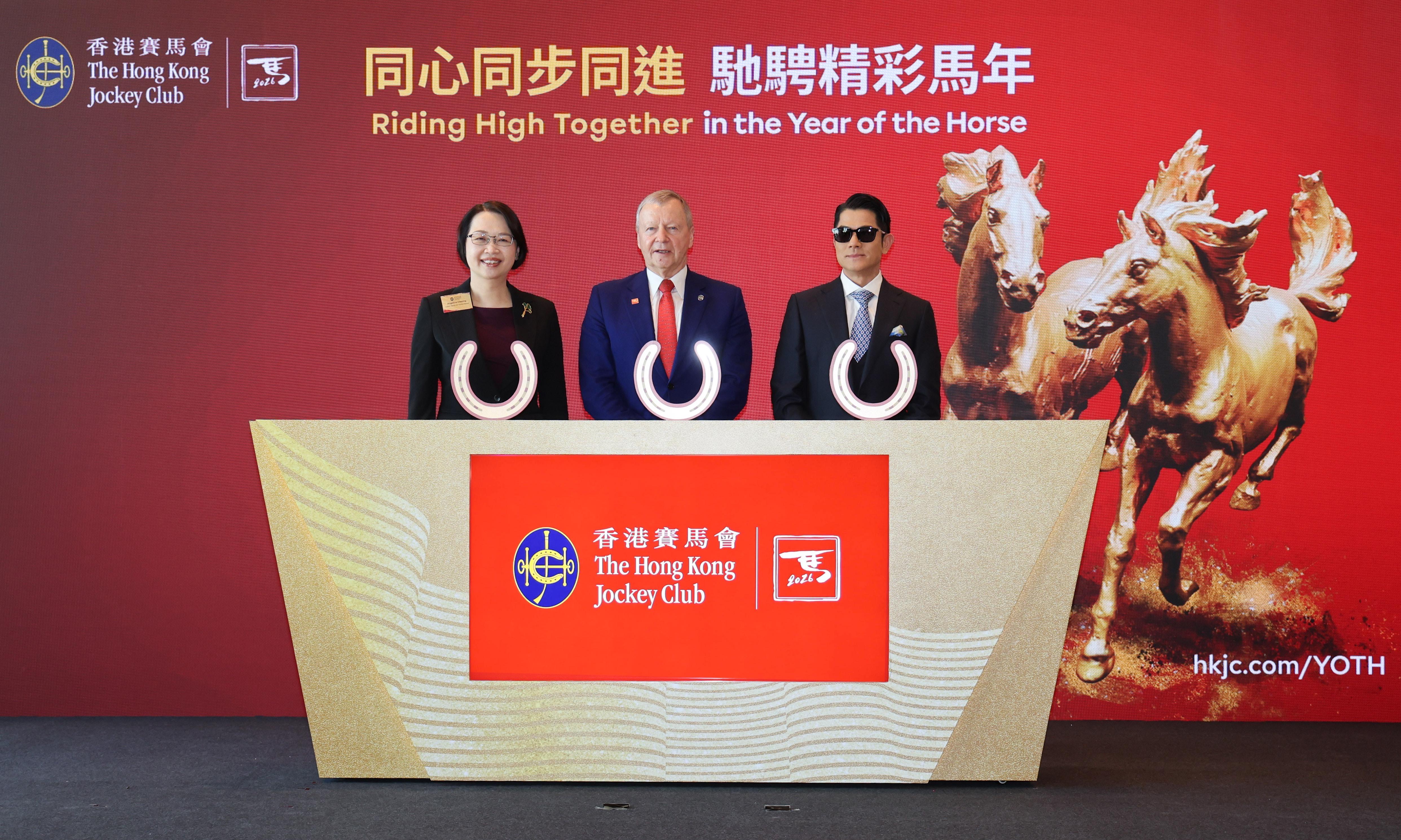 馬會行政總裁應家柏（中）、香港特區政府旅遊事務專員張馮泳萍（左）和馬會「馬年大使」郭富城（右）為馬會馬年系列活動發佈會主持啟動儀式