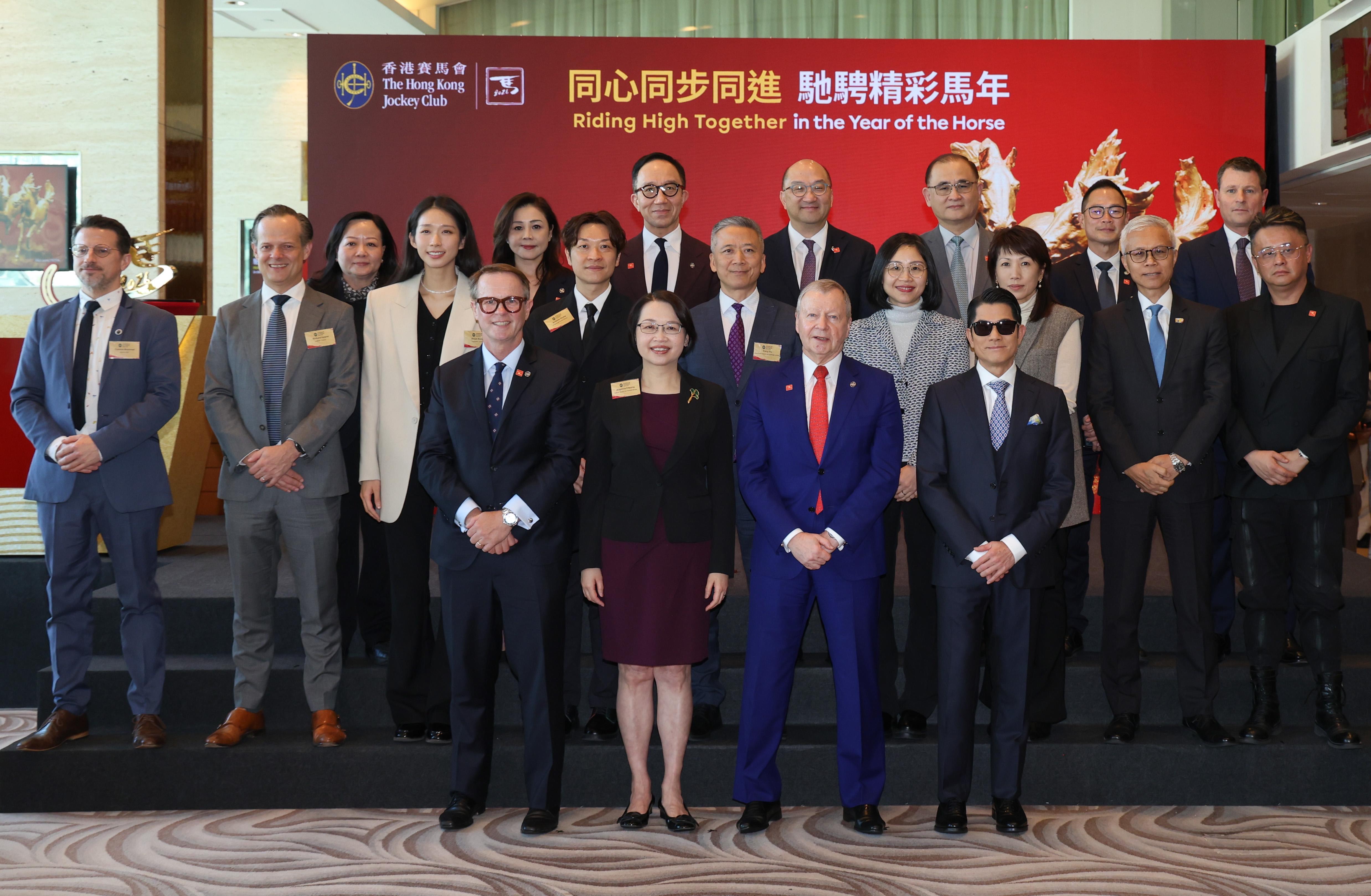 馬會行政總裁應家柏（第一排右二）、香港特區政府旅遊事務專員張馮泳萍（第一排左二）和馬會「馬年大使」郭富城（第一排右一），與一眾嘉賓及馬會管理層合照