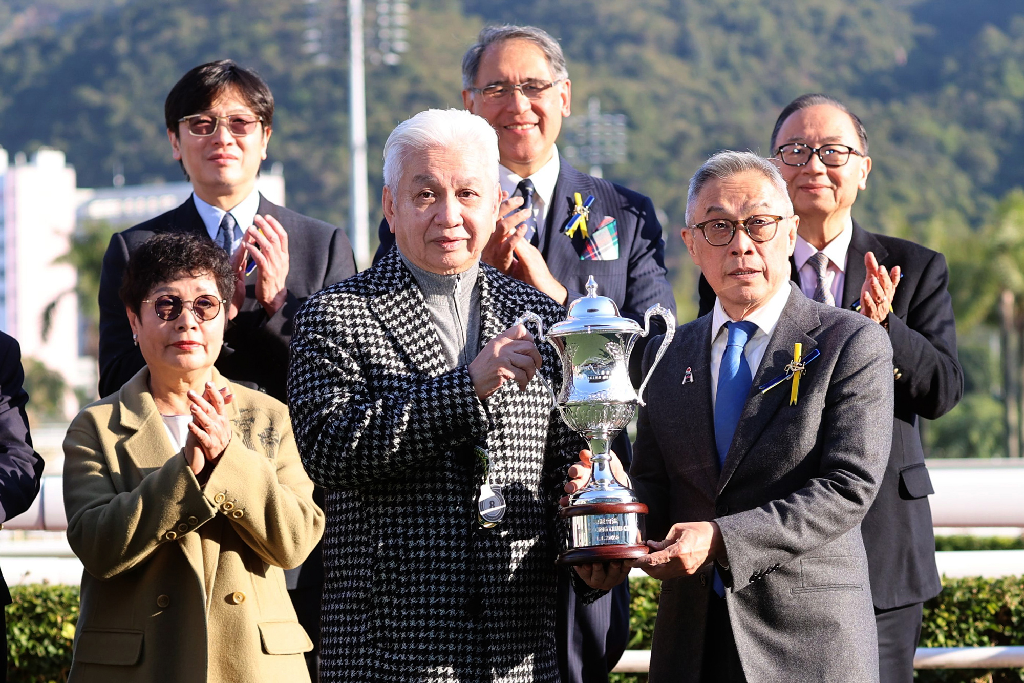 「小鳥天堂」的馬主高金沛接過競駿會盃的奬盃
