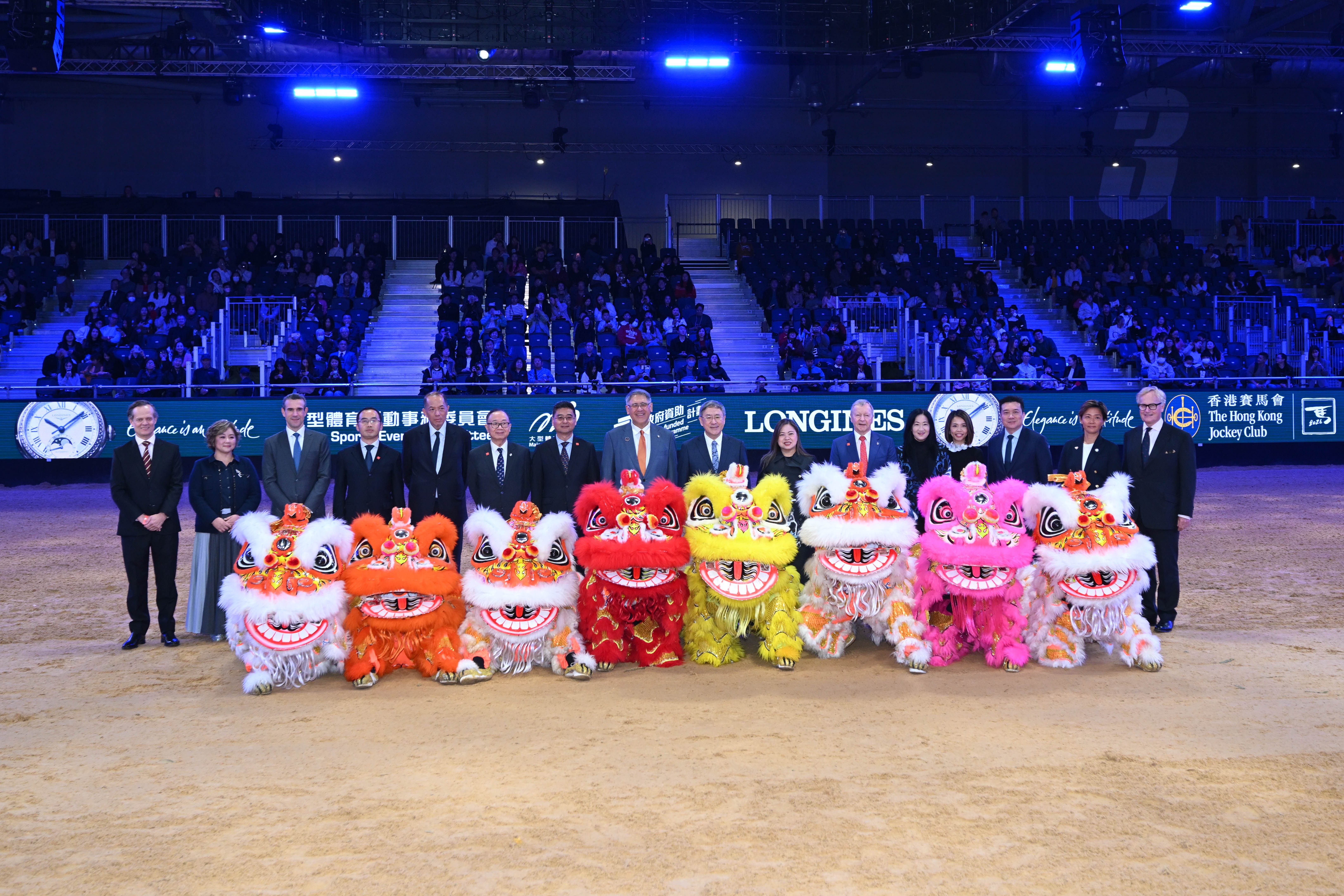 出席浪琴香港國際馬術盛典開幕儀式的嘉賓包括：香港特別行政區政府政務司副司長卓永興（右八）、中華人民共和國外交部駐香港特別行政區特派員公署副特派員花有（左七）、香港特別行政區政府文化體育及旅遊局局長羅淑佩（右七）、香港賽馬會主席廖長江（左六）、香港賽馬會副主席兼浪琴香港國際馬術盛典主席及中國香港馬術總會會長黃嘉純（左八）、香港賽馬會行政總裁應家柏（右六）、大型體育活動事務委員會主席吳守基（左五）、香港旅遊發展局成員方舜文（右五）、中央人民政府駐香港特別行政區聯絡辦公室宣傳文體部體育處處長朱劍平（左四），以及