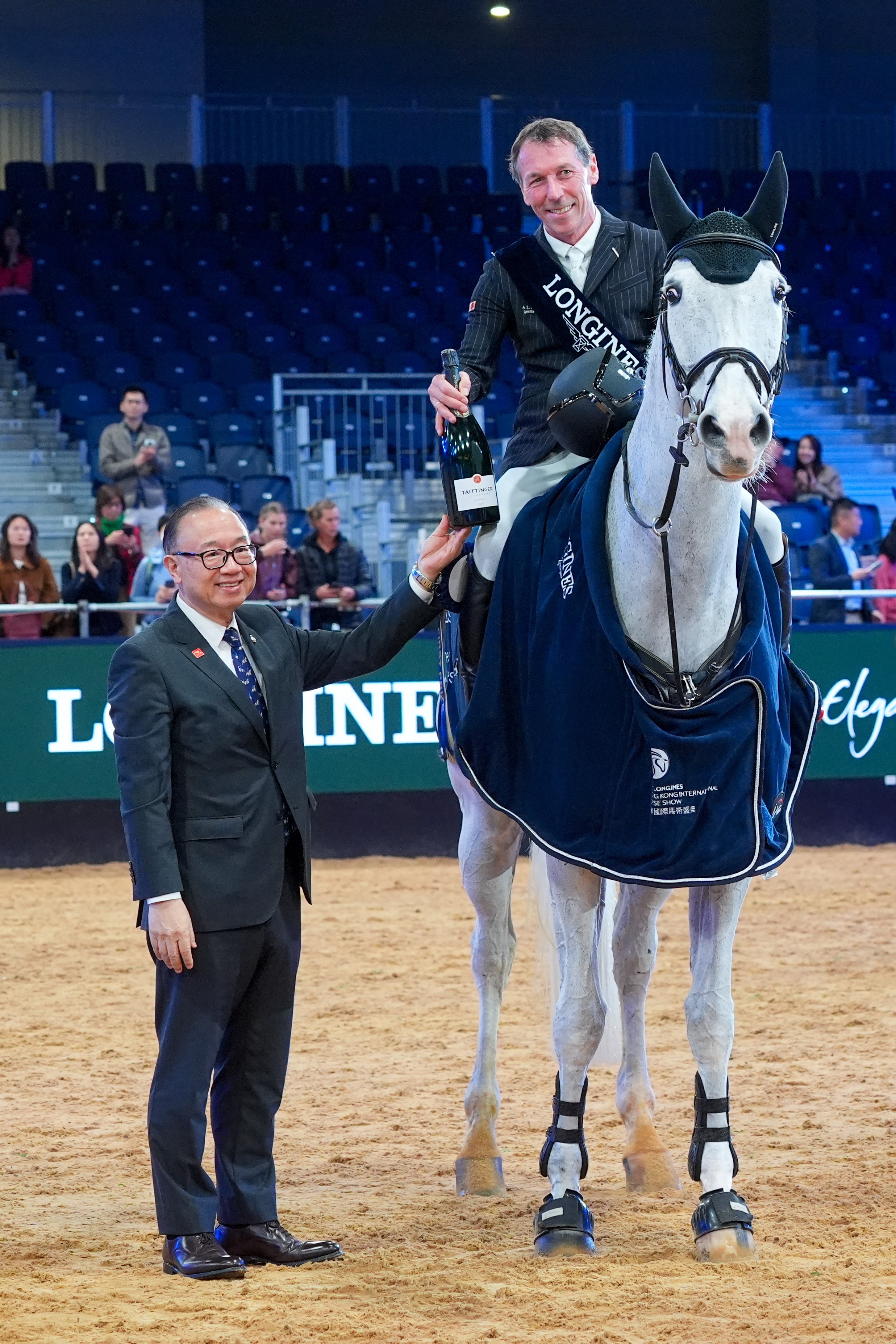 馬會主席廖長江頒獎予勝出五星國際馬術障礙賽「浪琴迎賓錦標賽」的德國騎手Hans-Dieter Dreher