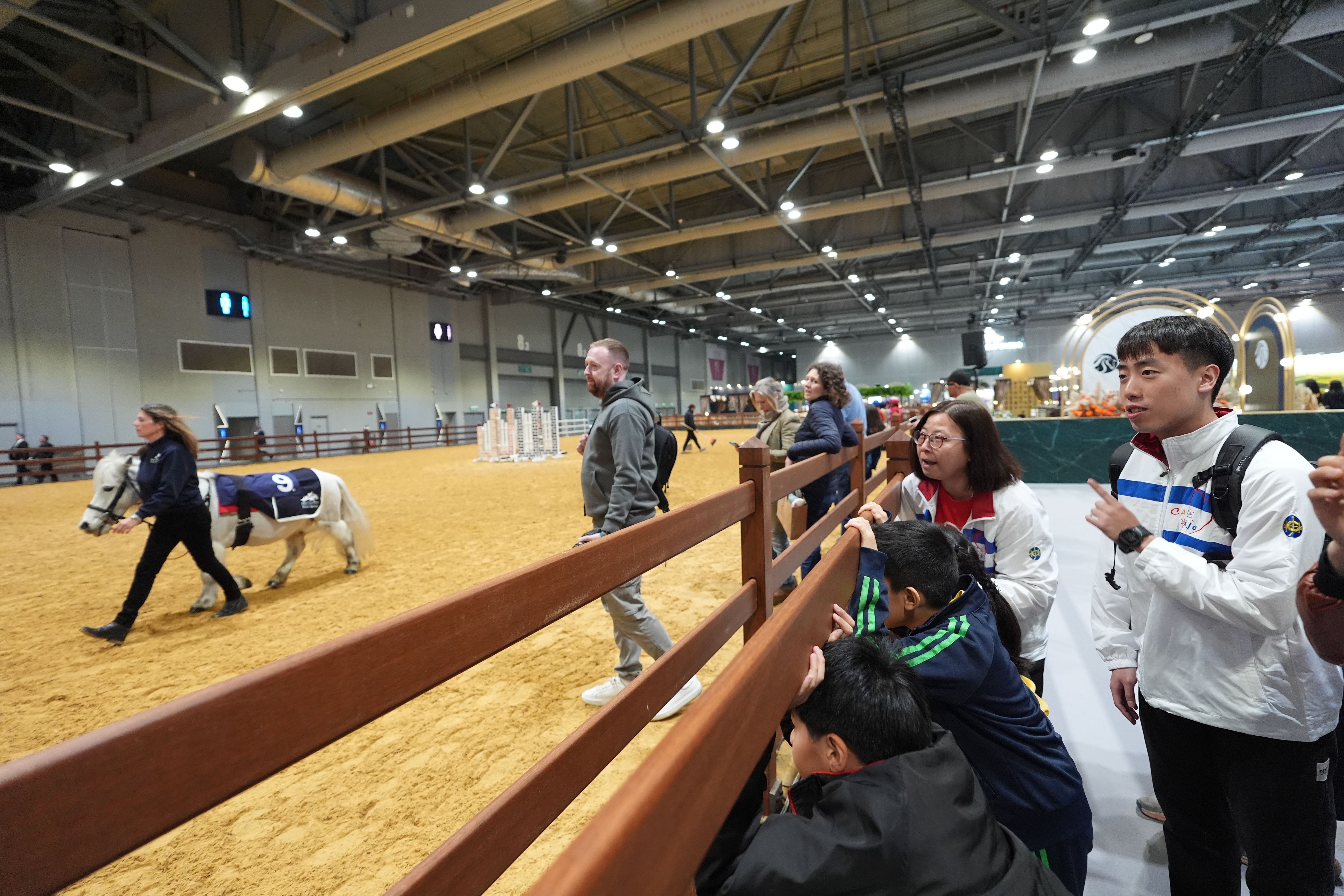 馬會支持不同青年及基層團體進場觀賽，並由馬會義工隊帶領