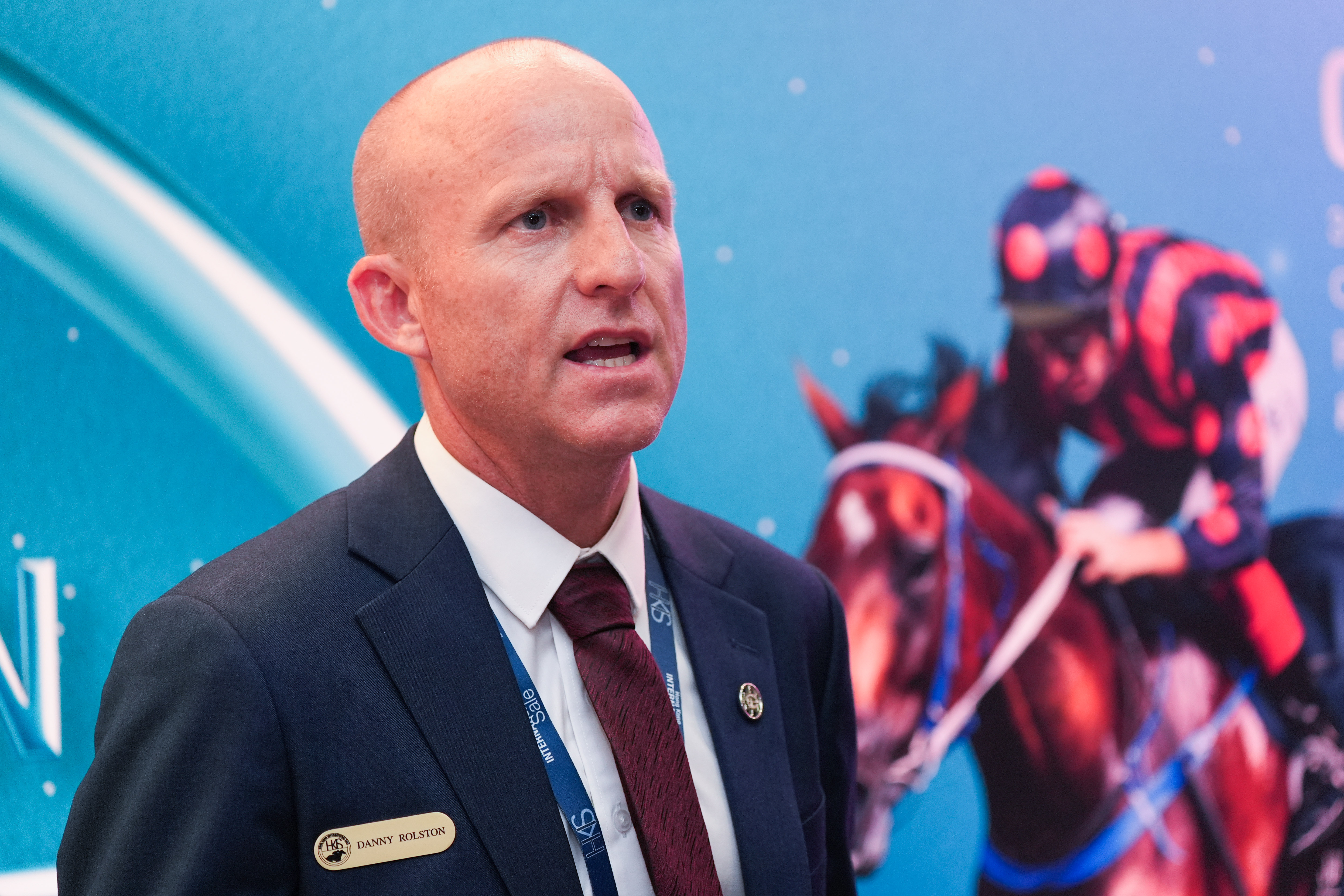 香港賽馬會國際馬匹拍賣／馬主事務支援執行經理羅子達於2026年香港國際馬匹拍賣會後會見傳媒