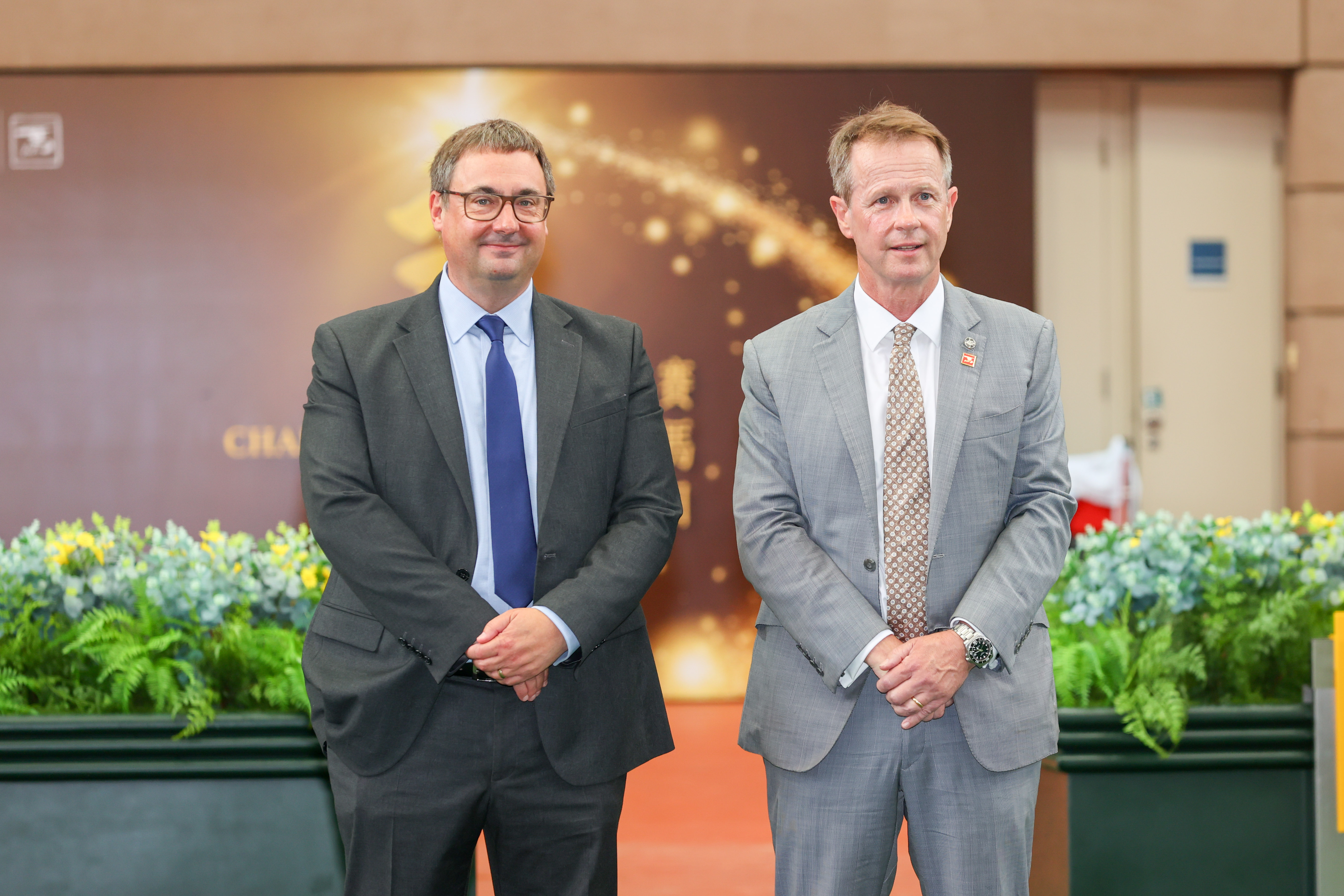 香港賽馬會賽馬事務執行總監夏定安（右）及雅士谷馬場賽馬及公共事務總監Nick Smith（左）出席識價盃「香港隊」公佈儀式