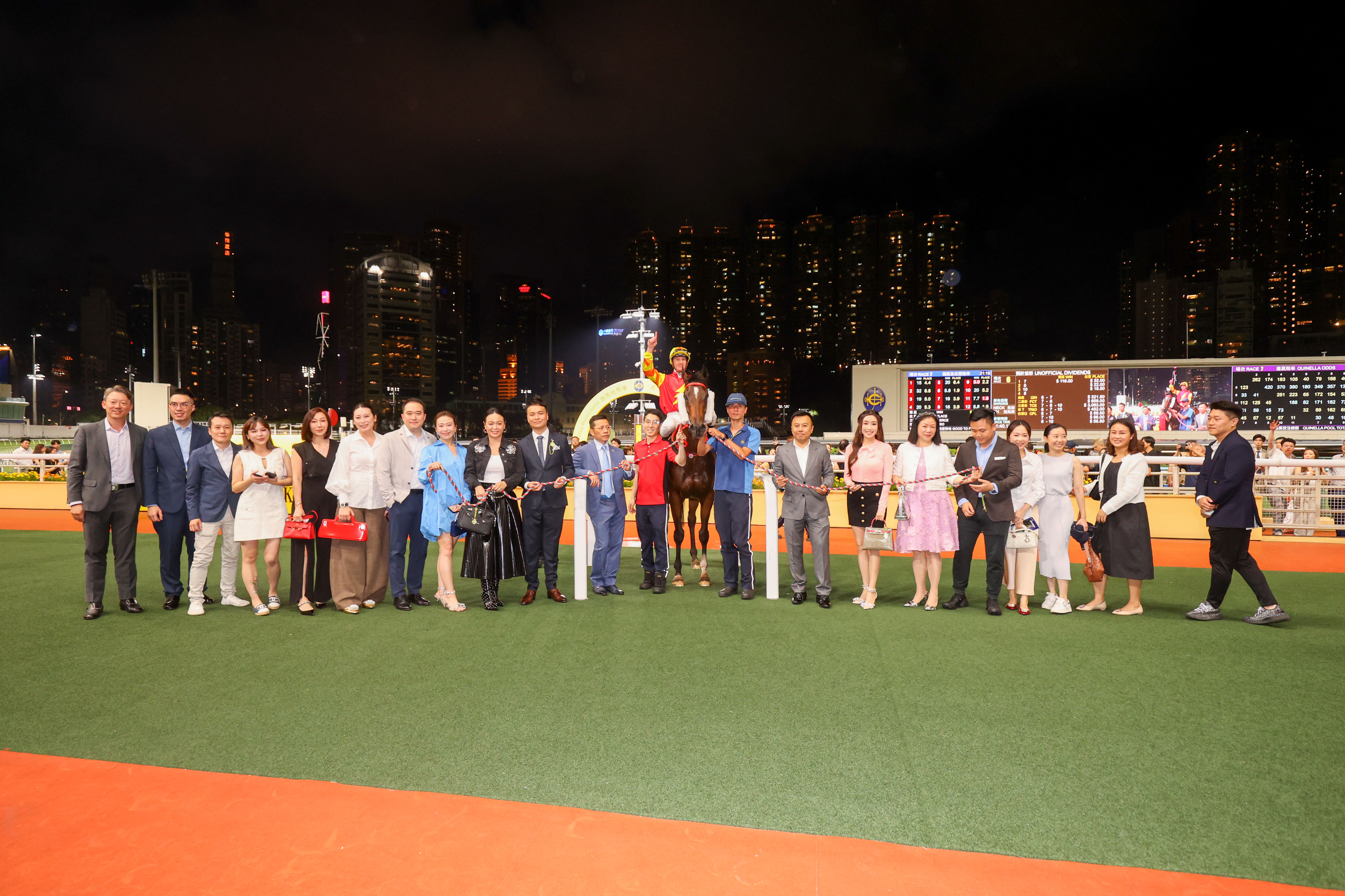「追風」團隊與馬主們在凱旋門慶祝勝利