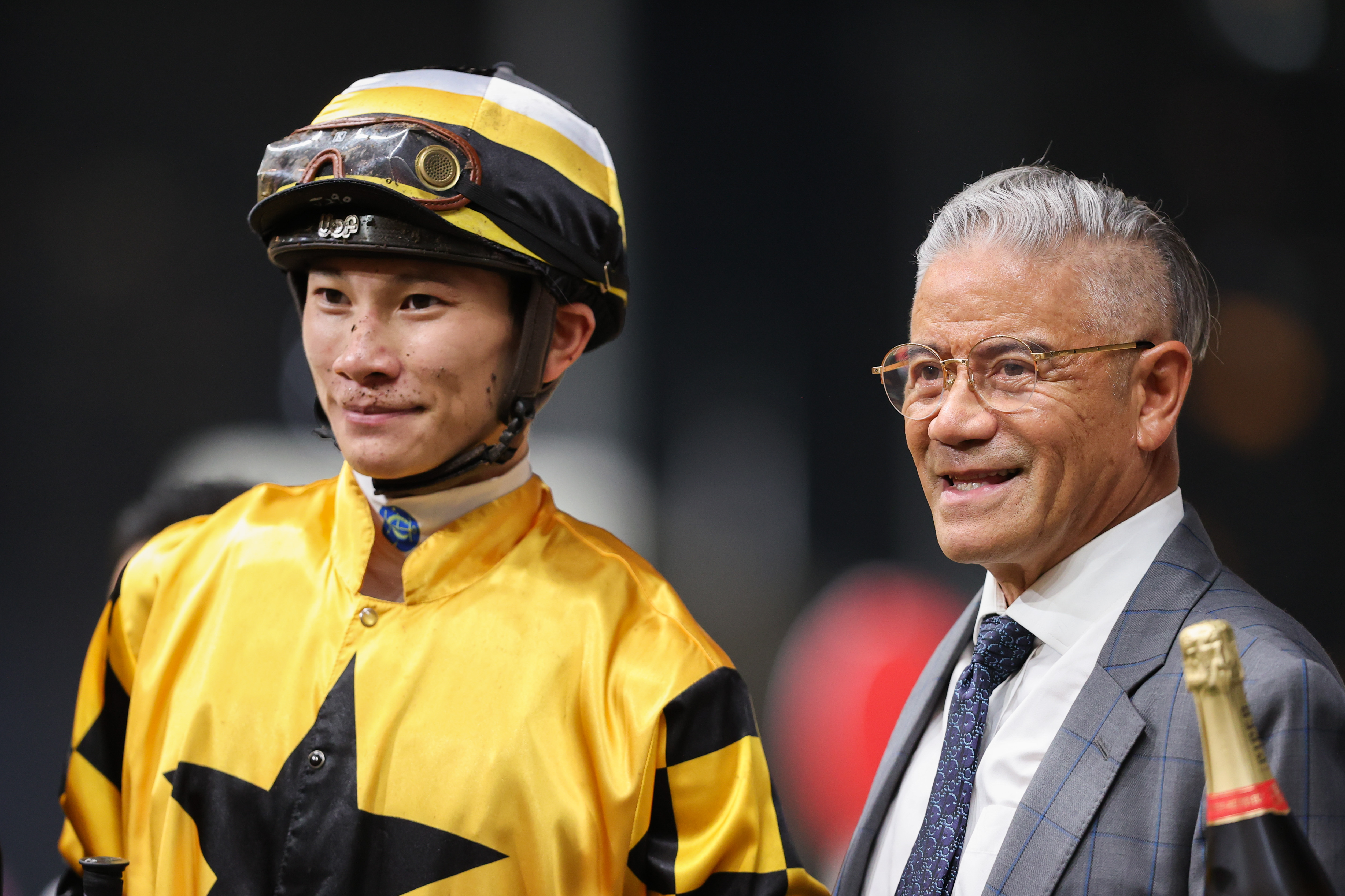 周俊樂與現已轉任練馬師的殿堂級騎師告東尼於勝出後合照 周俊樂與現已轉任練馬師的殿堂級騎師告東尼於勝出後合照