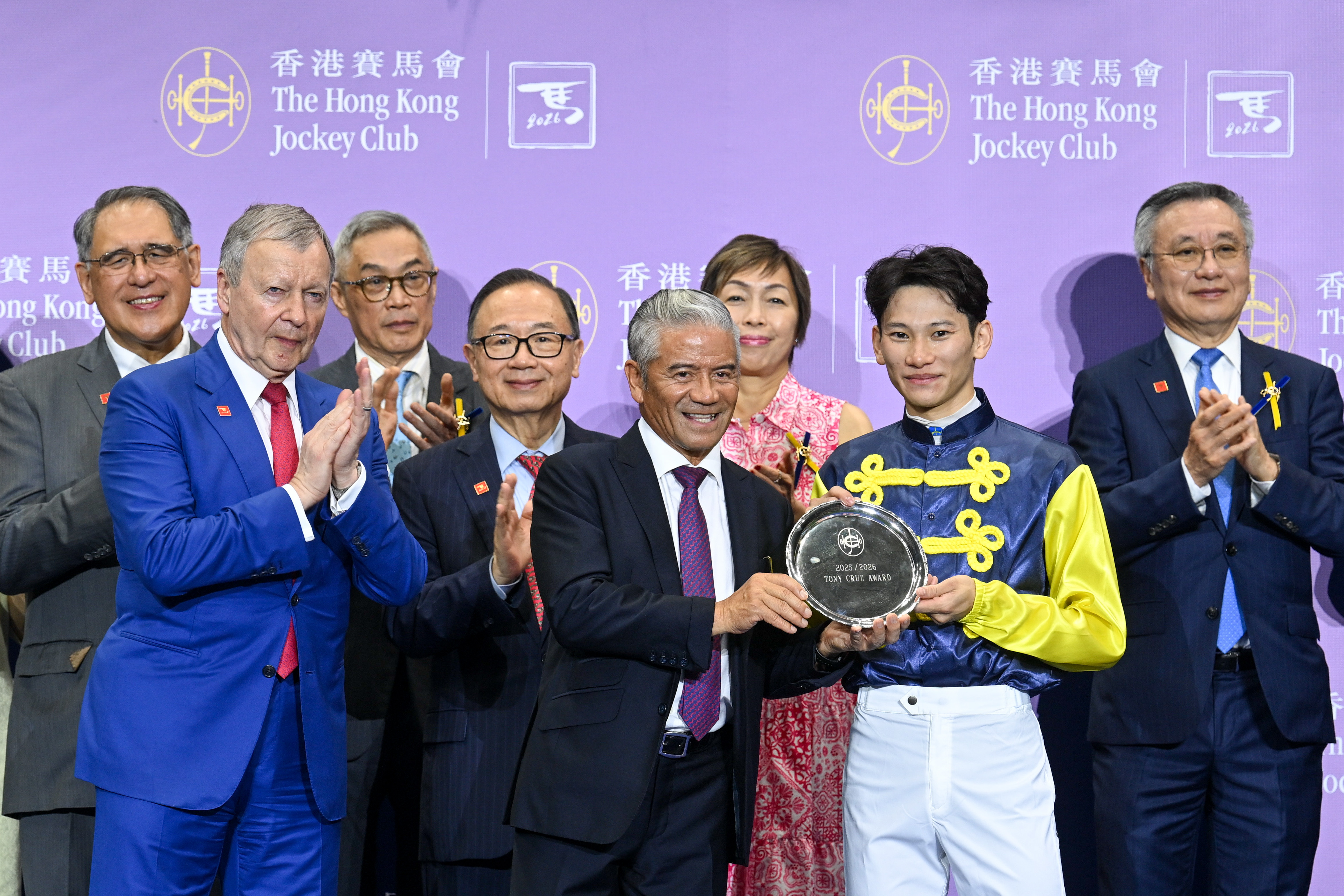周俊樂成為本季成績最佳的香港土生土長騎師，賽後獲頒「告東尼獎」