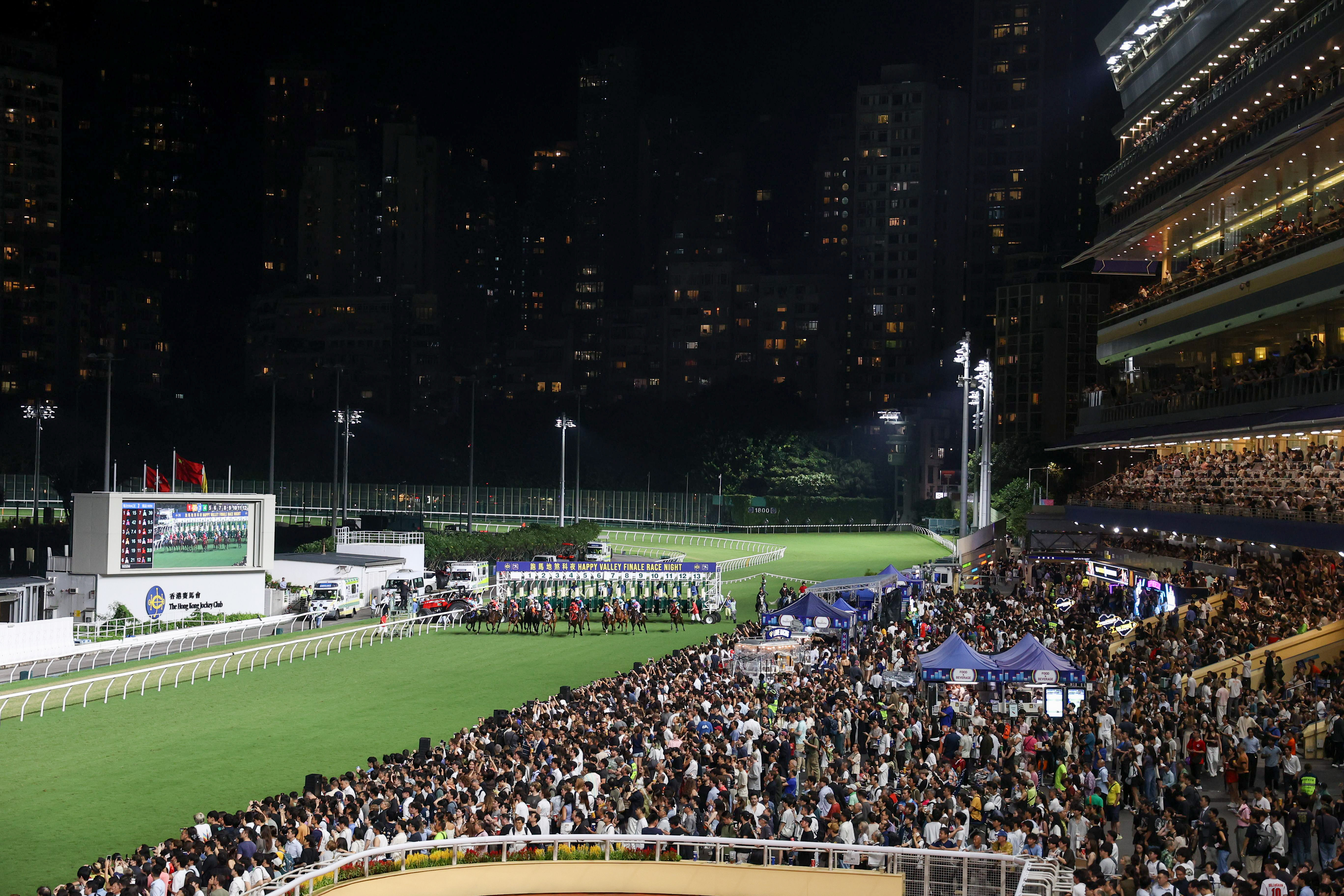跑馬地馬場於周三（7月15日）晚上發放璀璨煙火，為2025/26年度馬季圓滿落幕劃上精彩句號