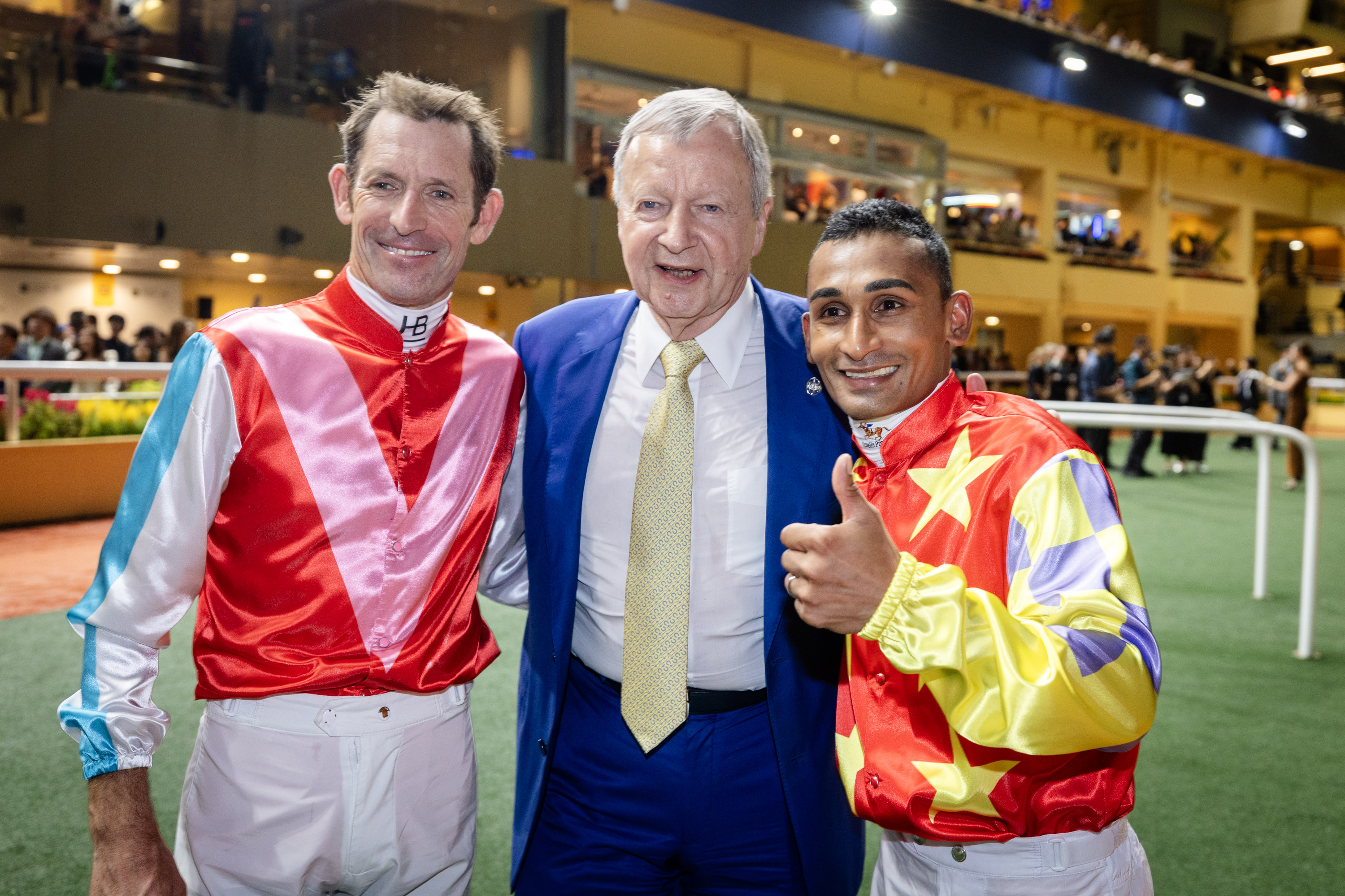 香港賽馬會行政總裁應家柏與一眾騎師在跑馬地馬場慶祝2025/26年度馬季煞科