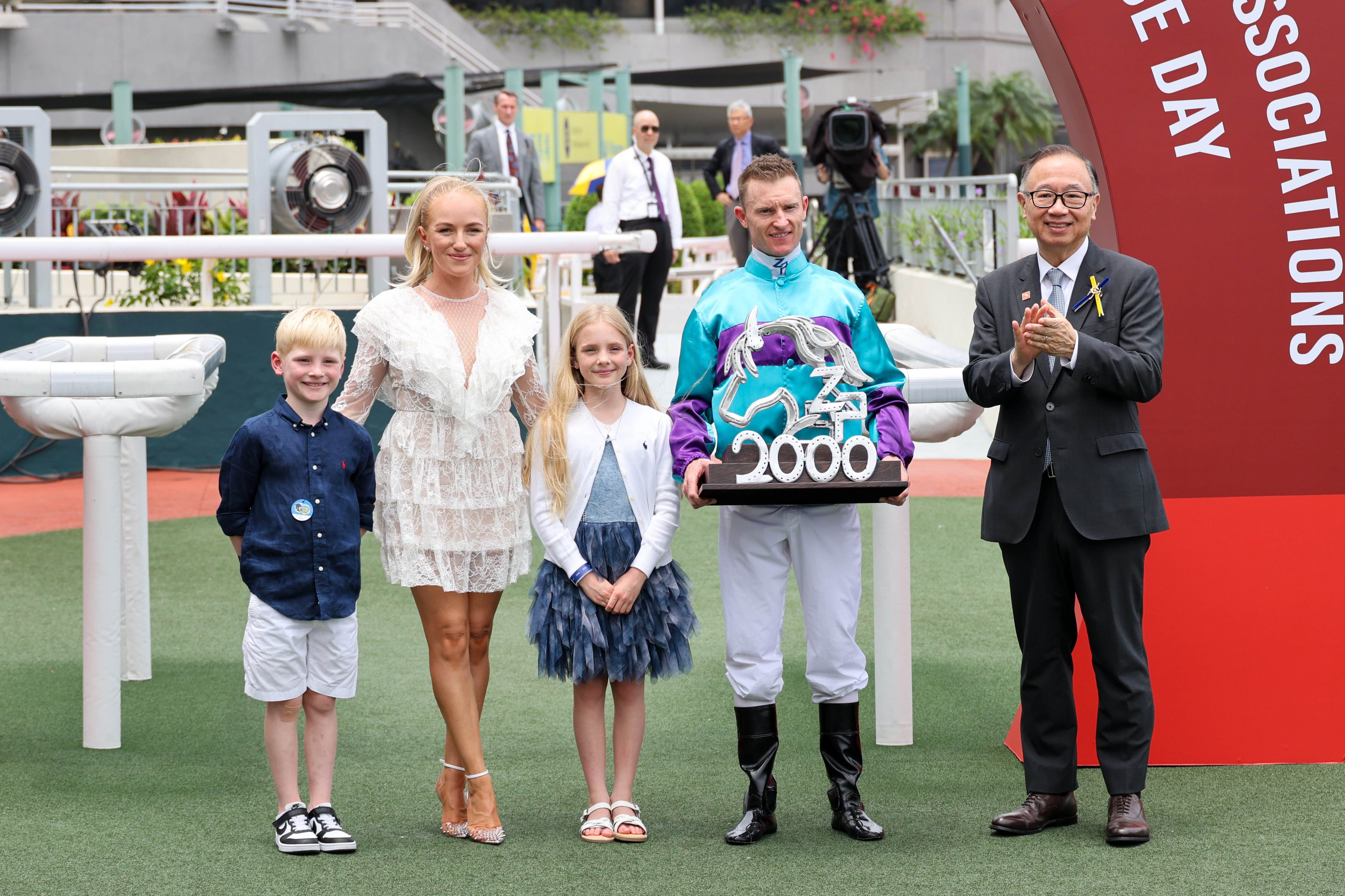 潘頓週日(5月31日)在沙田慶祝成為首位在港勝出二千場頭馬的騎師 潘頓週日(5月31日)在沙田慶祝成為首位在港勝出二千場頭馬的騎師