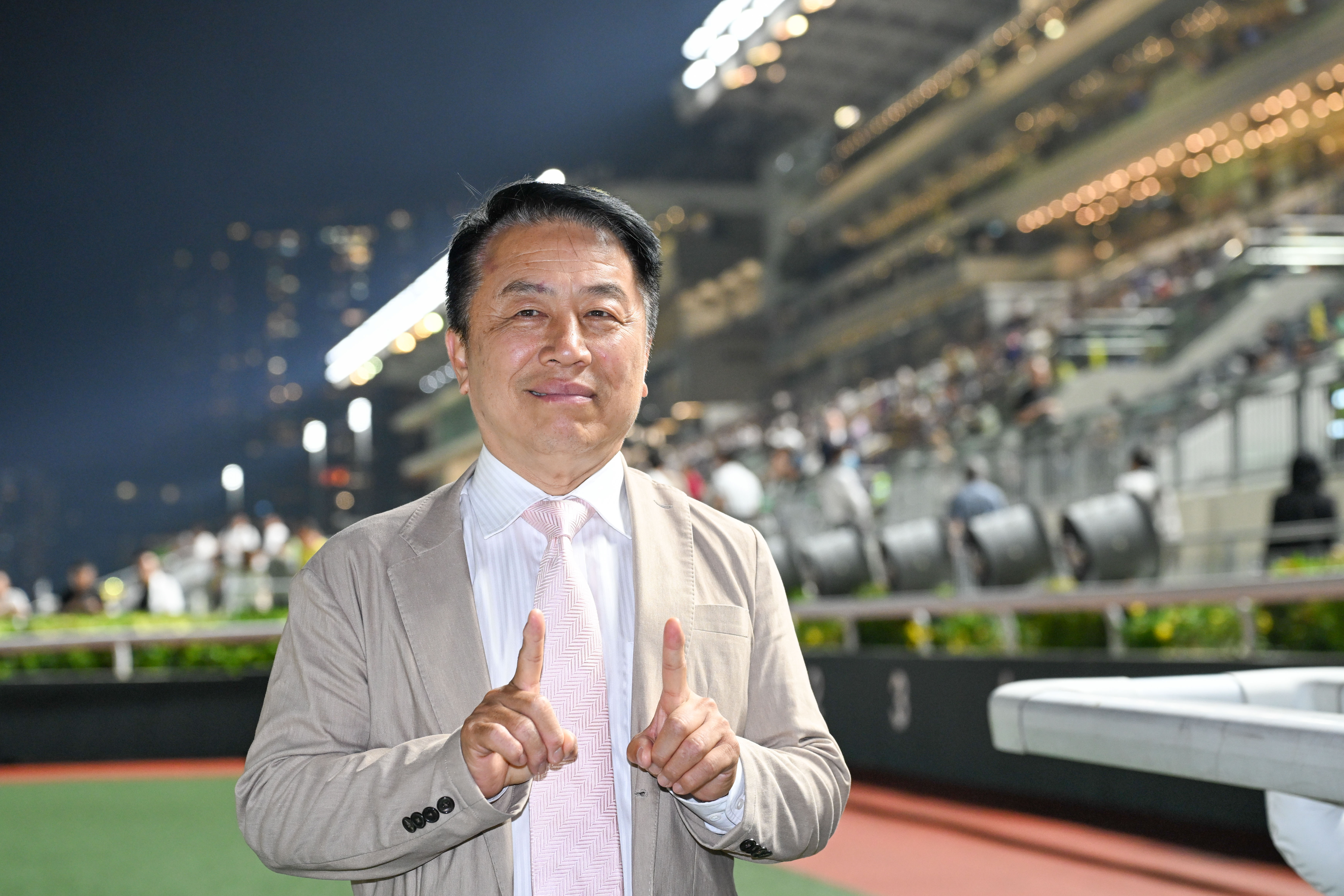 姚本輝慶祝「超寫意」為他帶來在港的第1100場勝利。 姚本輝慶祝「超寫意」為他帶來在港的第1100場勝利。