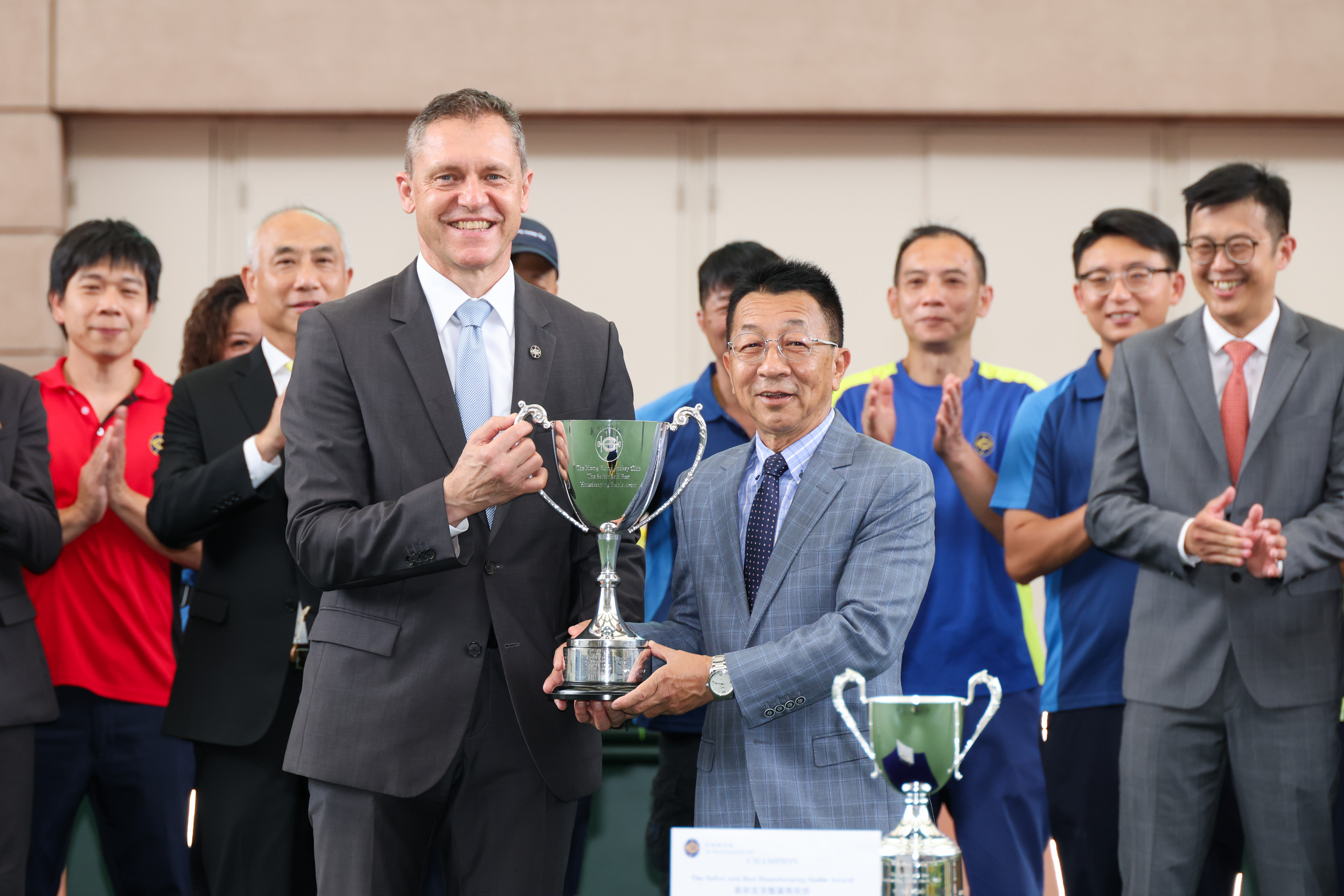 徐雨石馬房榮獲「最安全及整潔馬房獎」，香港賽馬會賽馬營運總監魏德（左）將獎座頒予練馬師徐雨石（右）