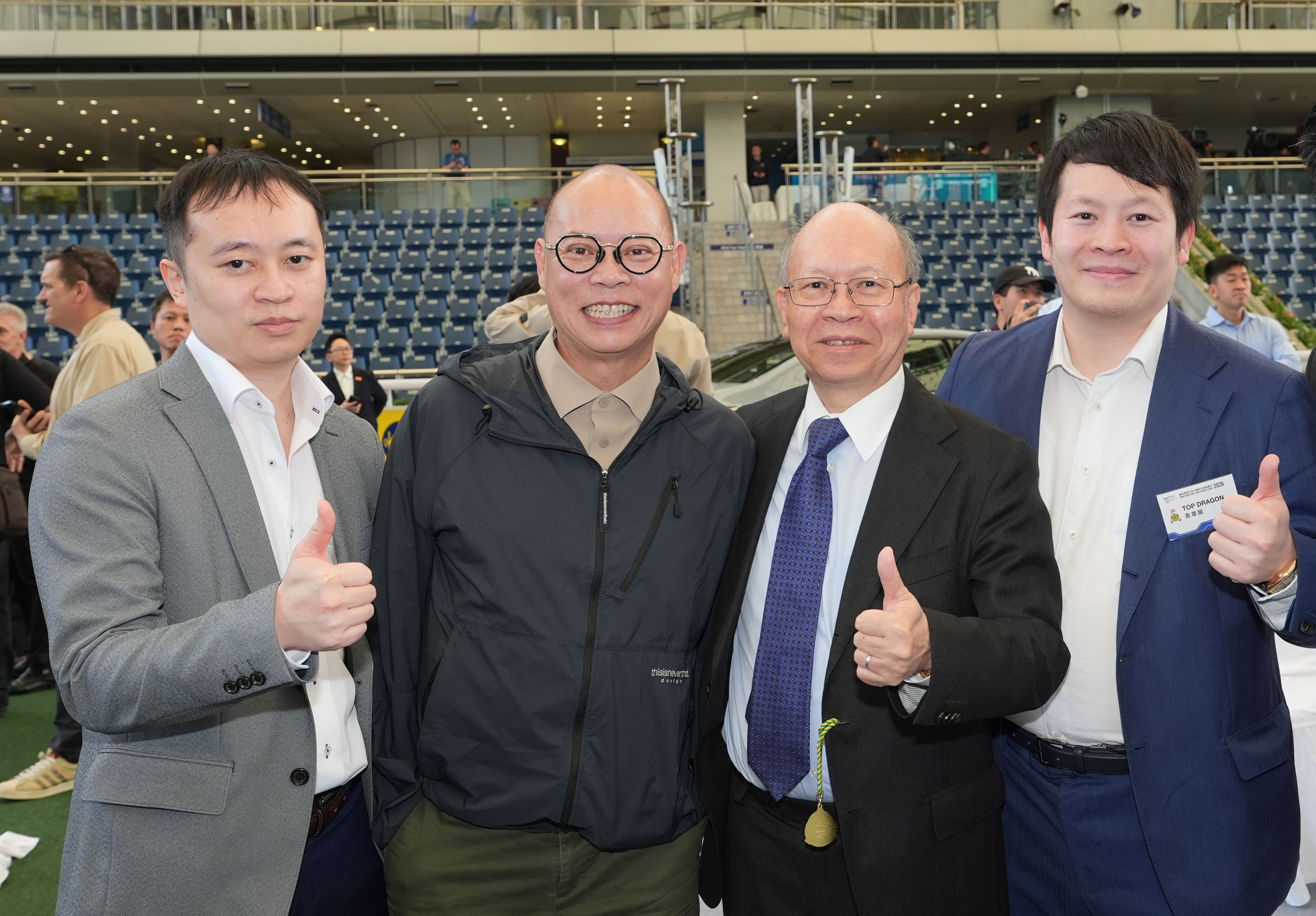 杜偉強&nbsp;(右二)&nbsp;與練馬師蘇偉賢&nbsp;(左二)及兩位兒子杜曜廷&nbsp;(右)&nbsp;及杜建廷&nbsp;(左)合照。