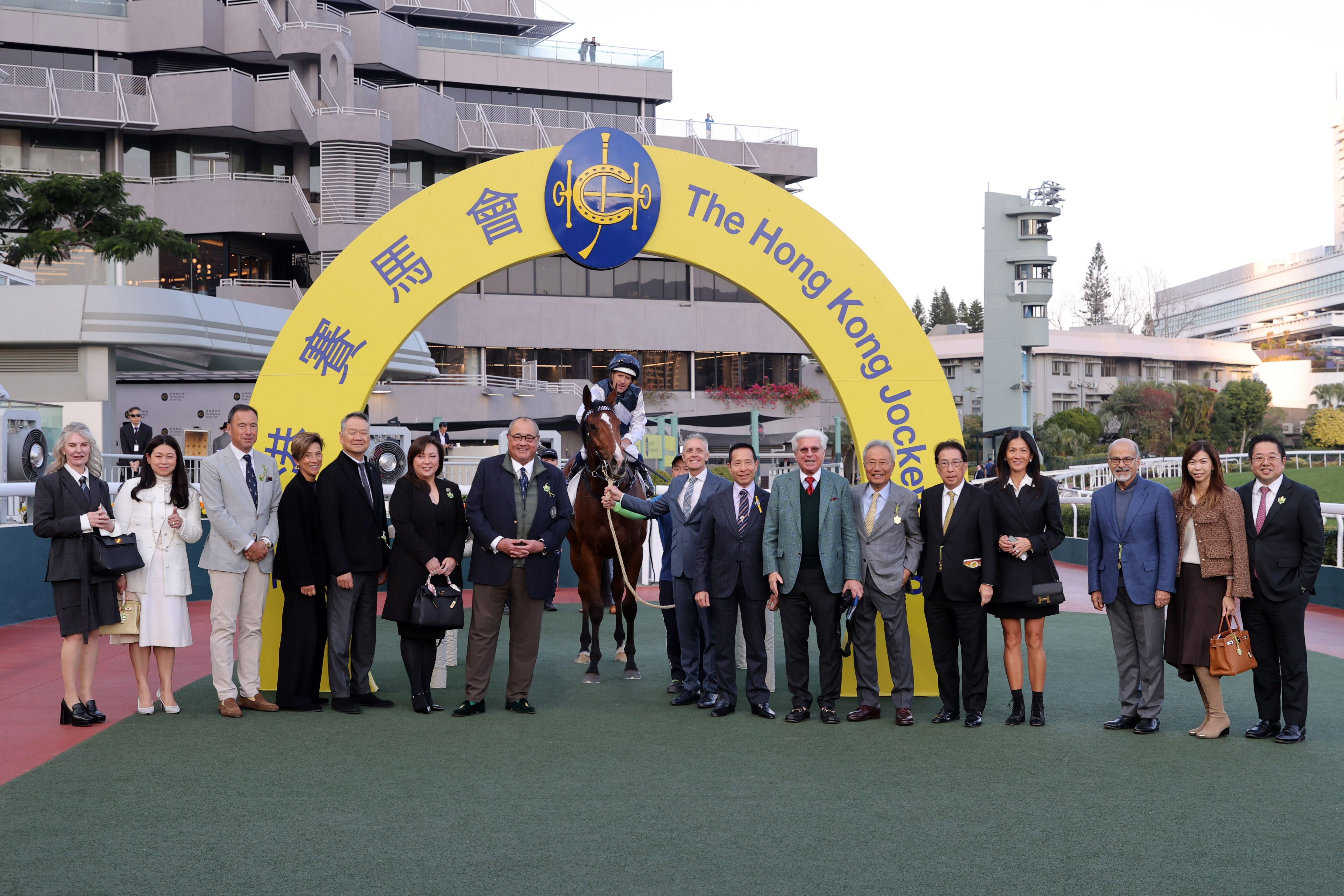 白鷺團體成員在凱旋門享受贏馬喜悅