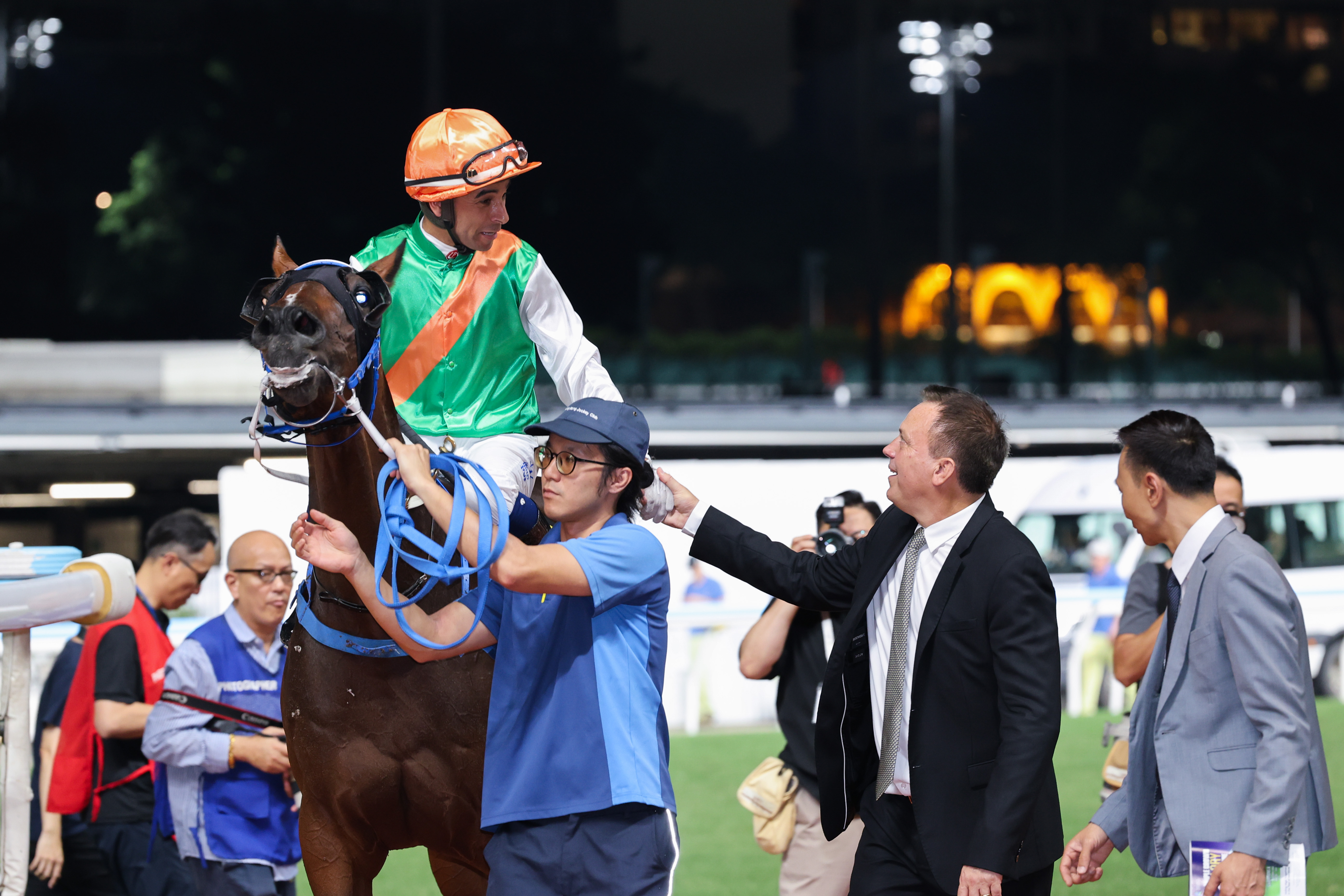 方嘉柏與莫雷拉慶祝在跑馬地兩勝頭馬。