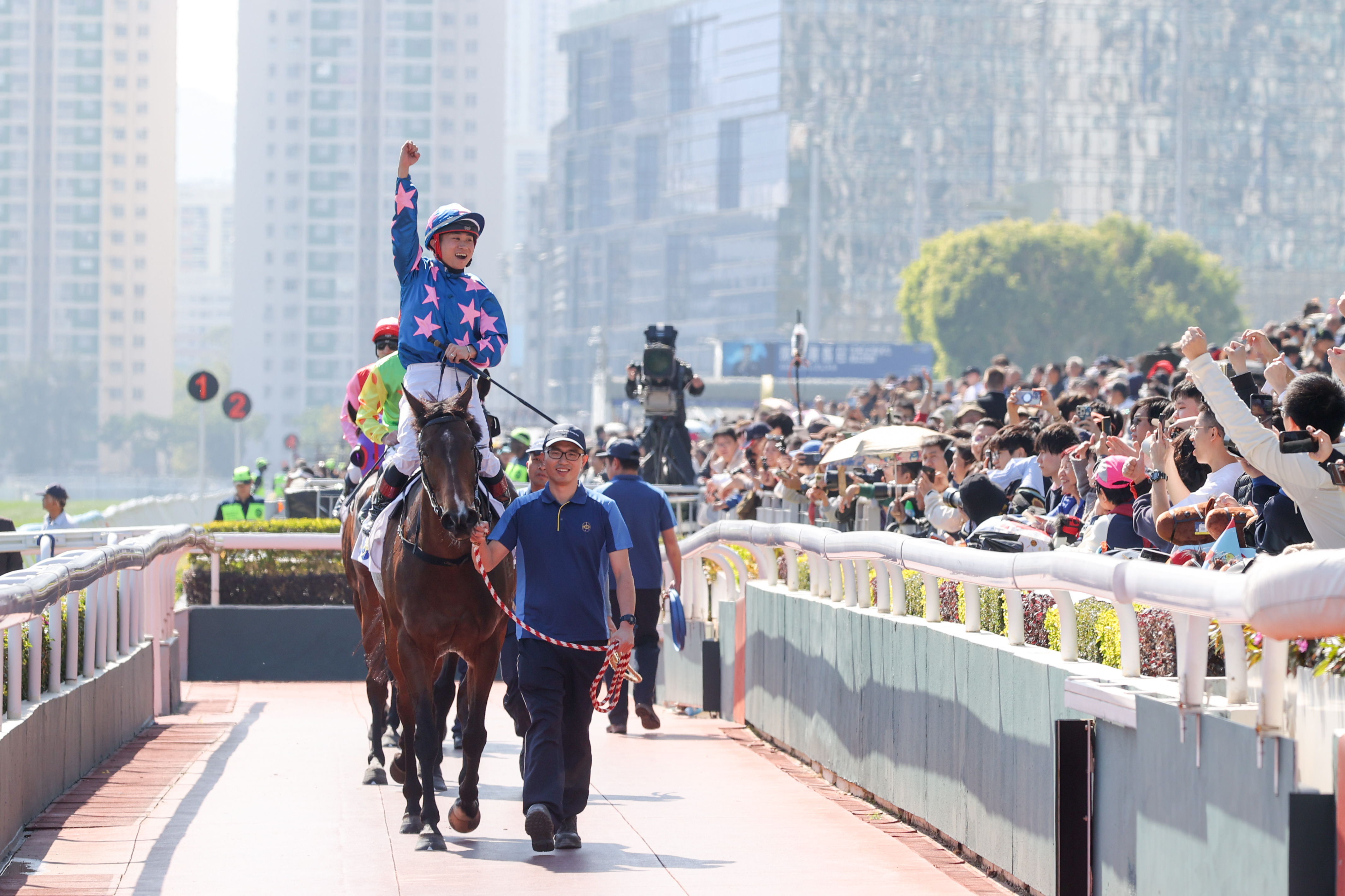 巫顯東週日將續策「天將龍駒」競逐總獎金高達一千三百萬港元的渣打冠軍暨遮打盃(2400米一級賽),他相信這項長途大賽甚合馬兒發揮 巫顯東週日將續策「天將龍駒」競逐總獎金高達一千三百萬港元的渣打冠軍暨遮打盃(2400米一級賽),他相信這項長途大賽甚合馬兒發揮