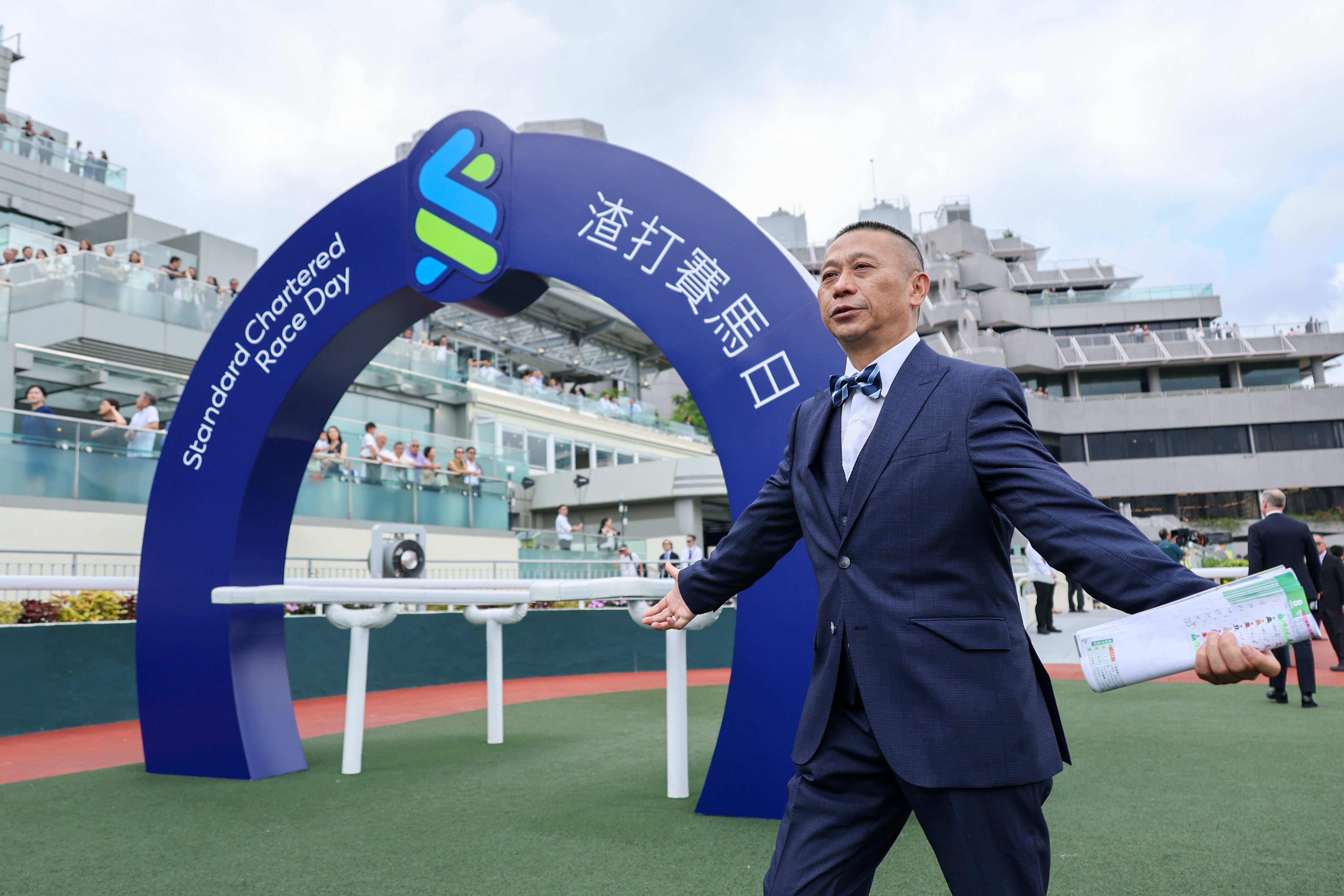 「浪漫勇士」攻下一級賽渣打冠軍暨遮打盃後，沈集成興奮祝捷。