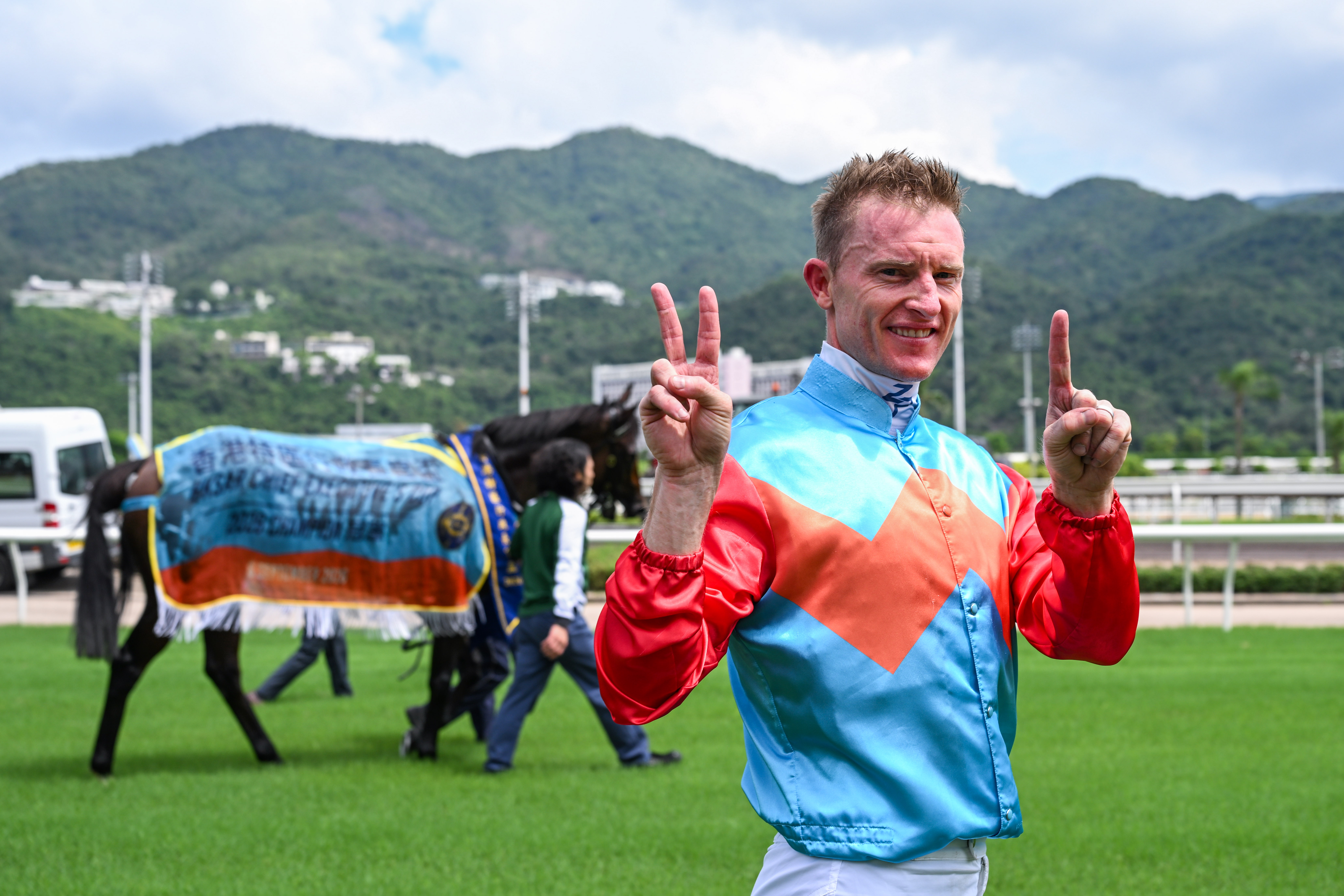 潘頓第十九次夥拍「嘉應高昇」贏得頭馬，賽後興奮祝捷