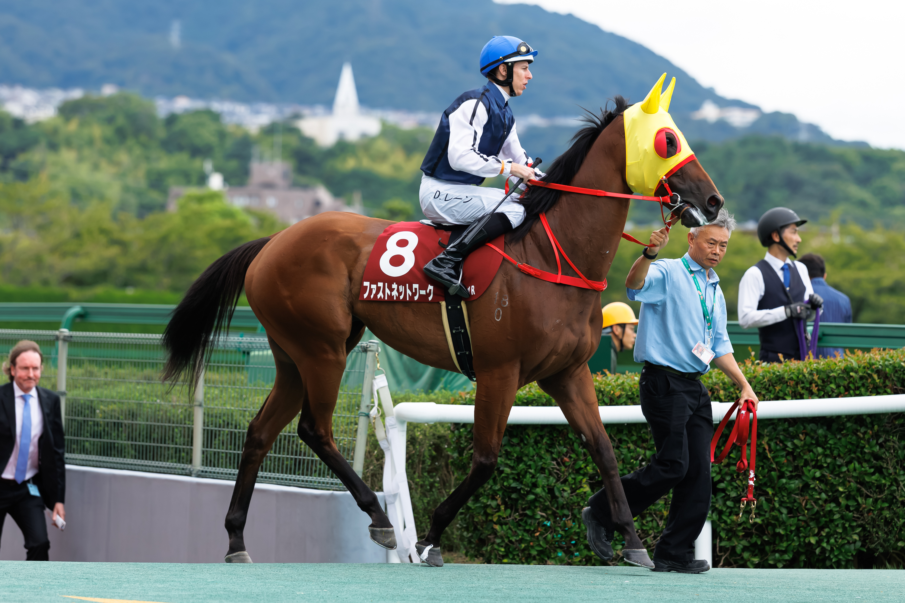 連達文策騎的「舉步生風」在阪神競馬場的跑道上