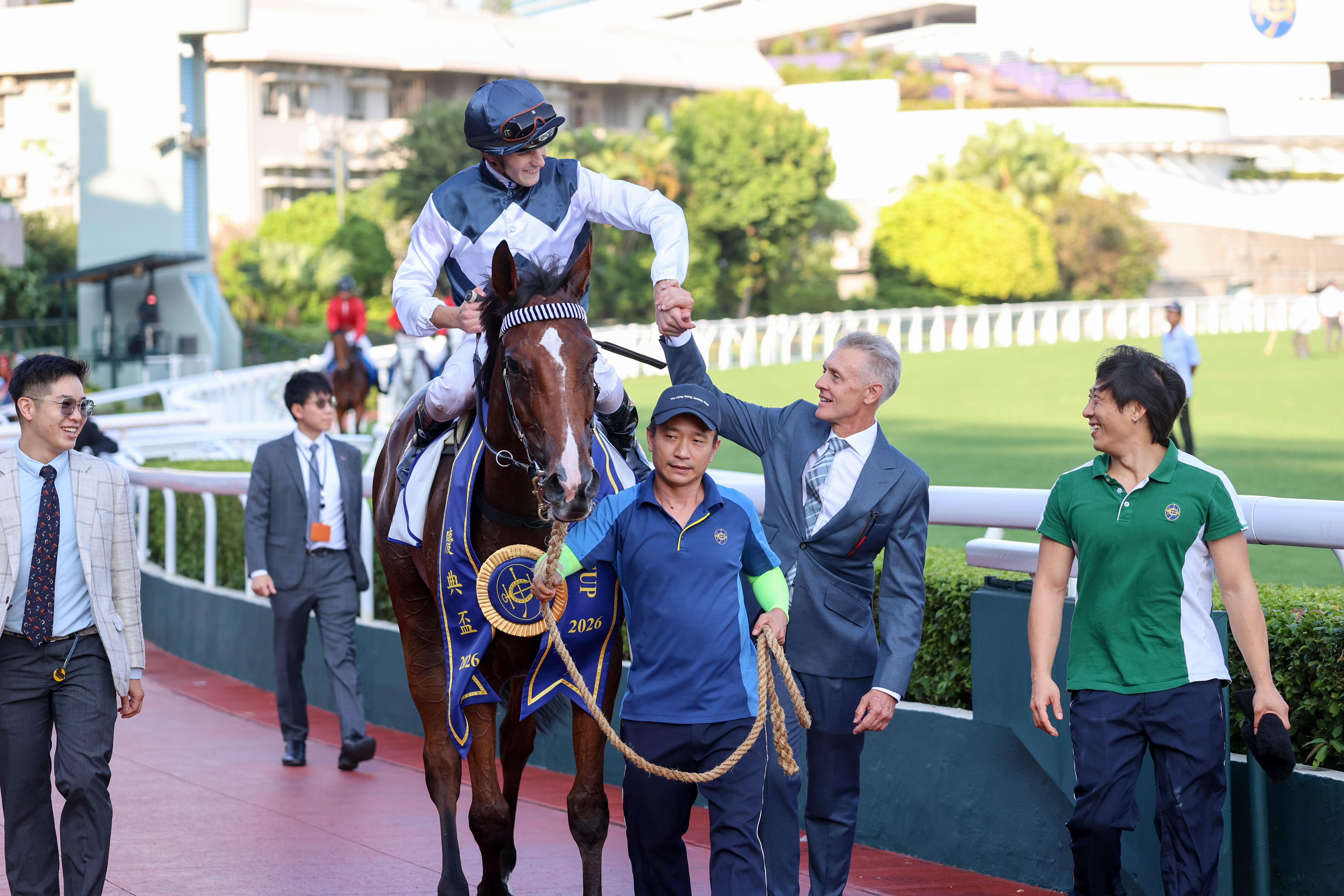 廖康銘及霍宏聲勝出慶典盃後，一同在凱旋門祝捷